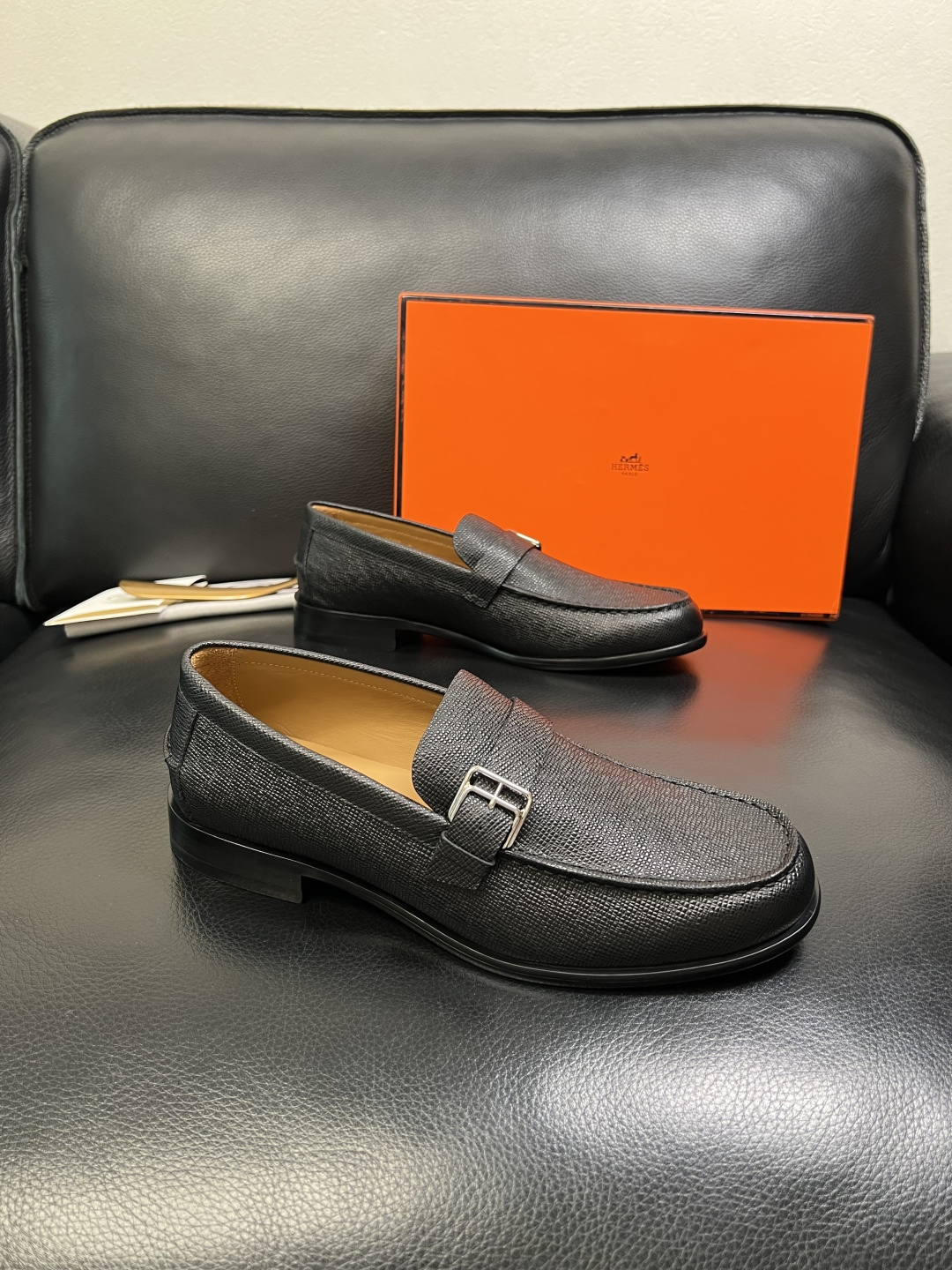 NO:729316,Hermes high-quality top crafts, Hermès counter synchronization, original factory configuration, original cowhide fabric imported from Italy, breathable and comfortable imported water-dyed cowhide pads, original soles specially provided by the factory and super comfortable, original factory follow-up orders. You can enter and exit the counter at will, welcome to compare and synchronize with the counter, code number 39-44 (order 38 45),, hermes, hermes, cowhide19860909Hermes 高品质 顶级工艺品 爱马仕 专柜同步 原厂配置,意大利进口原版牛皮面料,透气舒适进口水染牛里垫,鞋底原厂特供原版底超级舒适,原厂跟单货 可随意进出专柜,欢迎对比专柜同步,码数 39-44（订 38 45）,,hermes,hermes,cowhide,Men's shoes