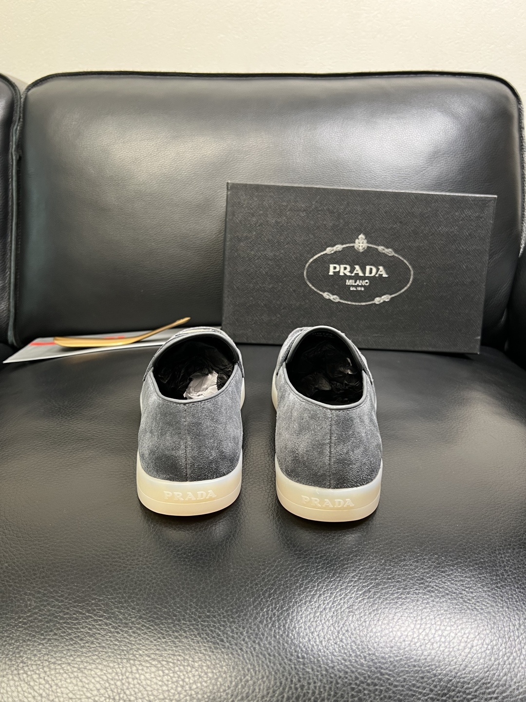 PRADA 高品质 顶级工艺品 普拉达 专柜同步 原厂配置，意大利进口原版牛皮面料，透气舒适进口水染牛里