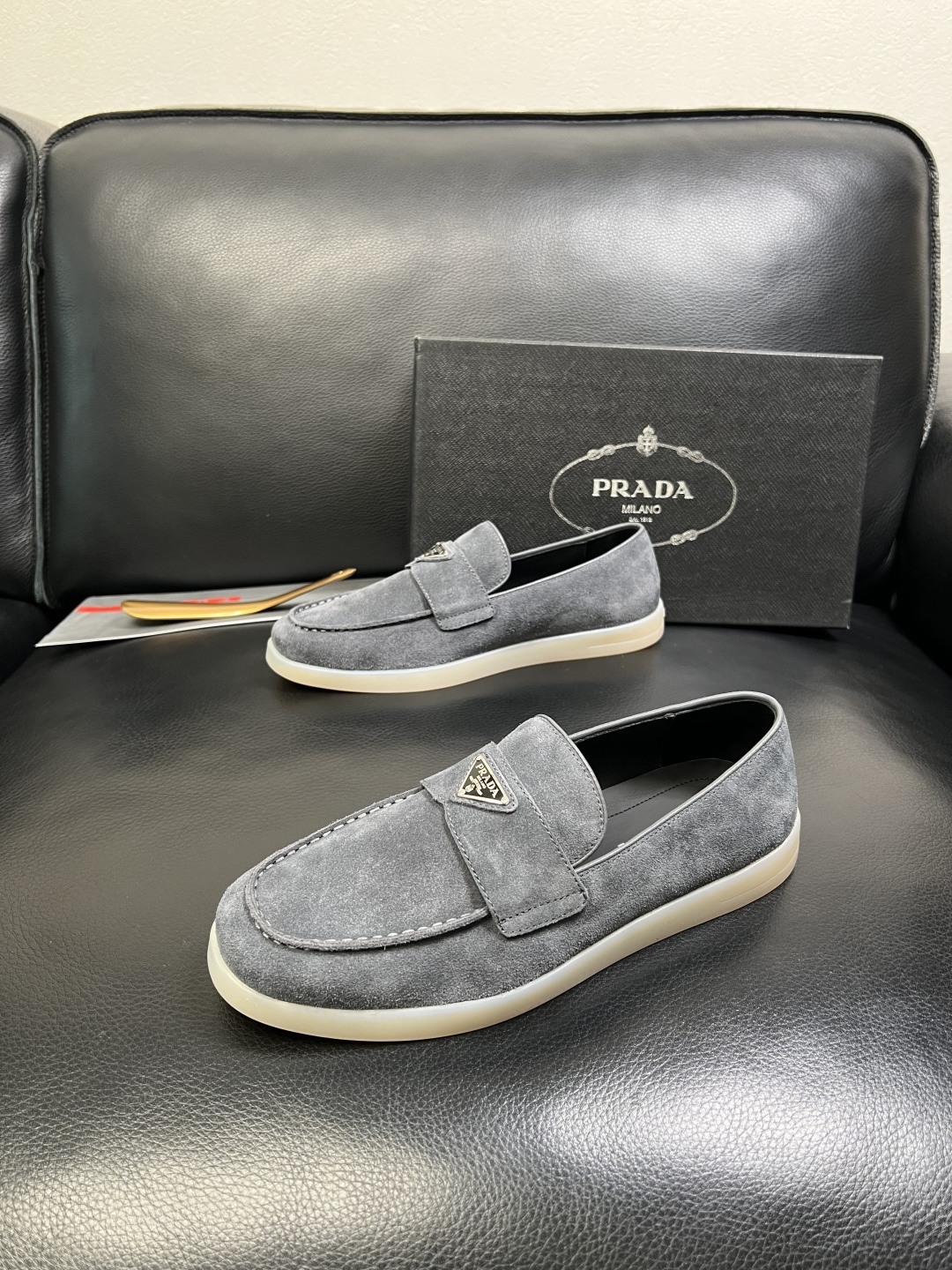 PRADA 高品质 顶级工艺品 普拉达 专柜同步 原厂配置，意大利进口原版牛皮面料，透气舒适进口水染牛里