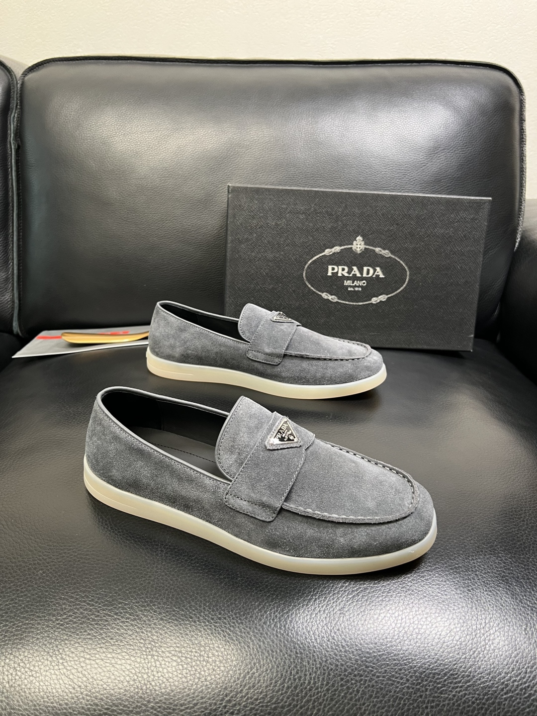 PRADA 高品质 顶级工艺品 普拉达 专柜同步 原厂配置，意大利进口原版牛皮面料，透气舒适进口水染牛里