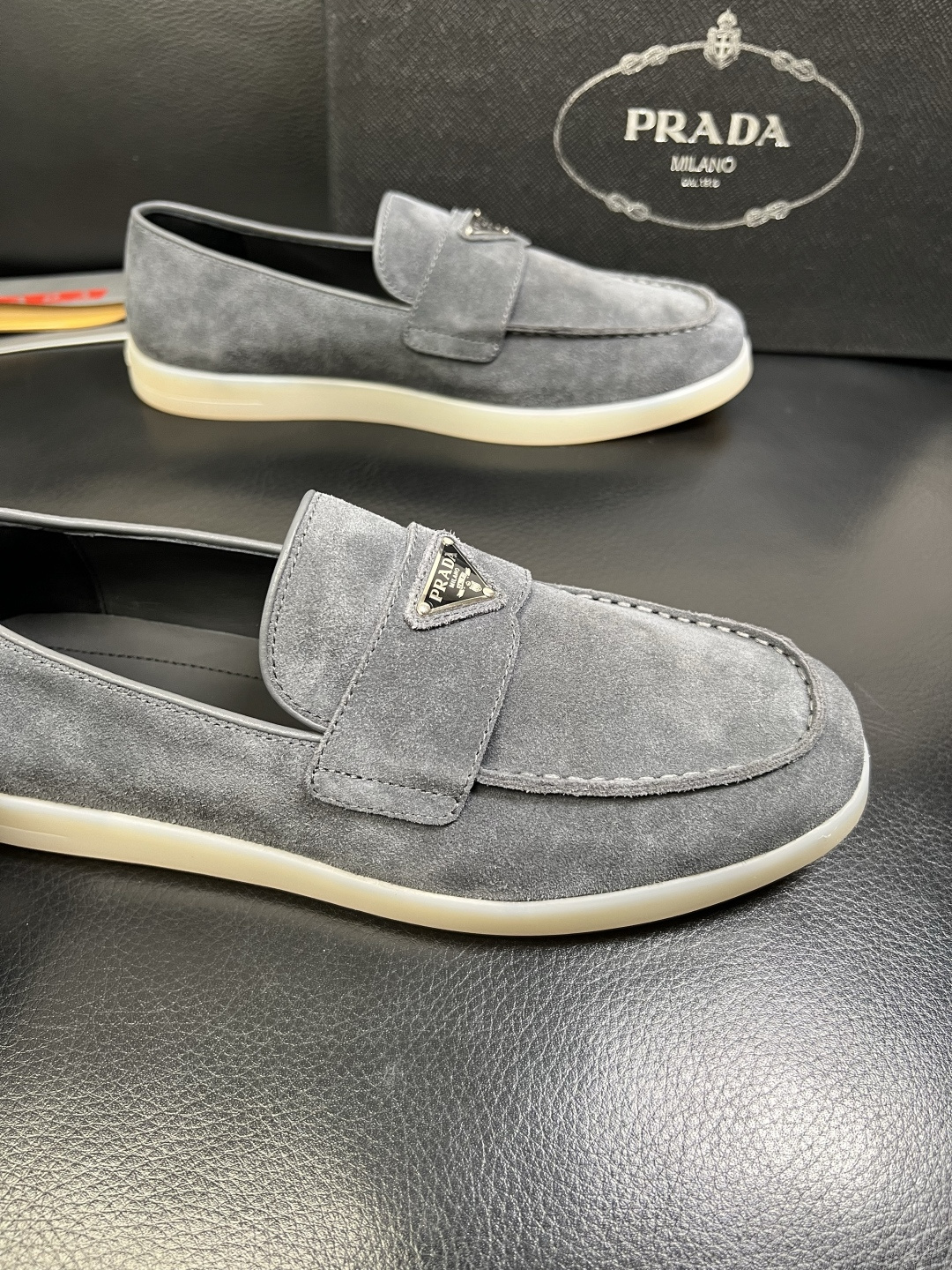 PRADA 高品质 顶级工艺品 普拉达 专柜同步 原厂配置，意大利进口原版牛皮面料，透气舒适进口水染牛里