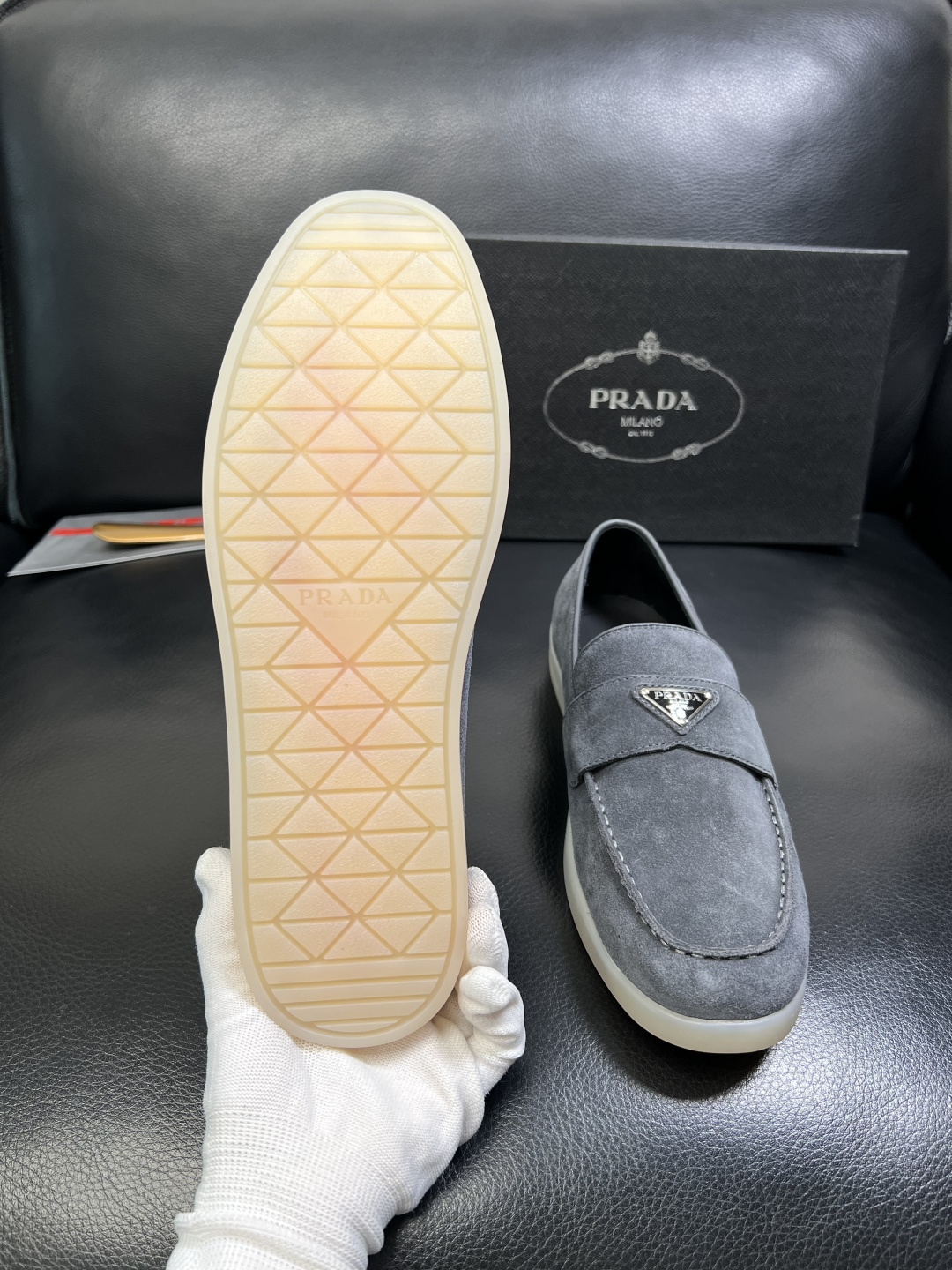 PRADA 高品质 顶级工艺品 普拉达 专柜同步 原厂配置，意大利进口原版牛皮面料，透气舒适进口水染牛里