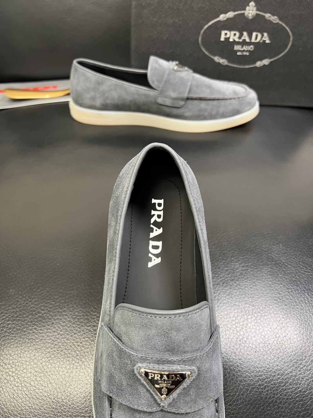 PRADA 高品质 顶级工艺品 普拉达 专柜同步 原厂配置，意大利进口原版牛皮面料，透气舒适进口水染牛里