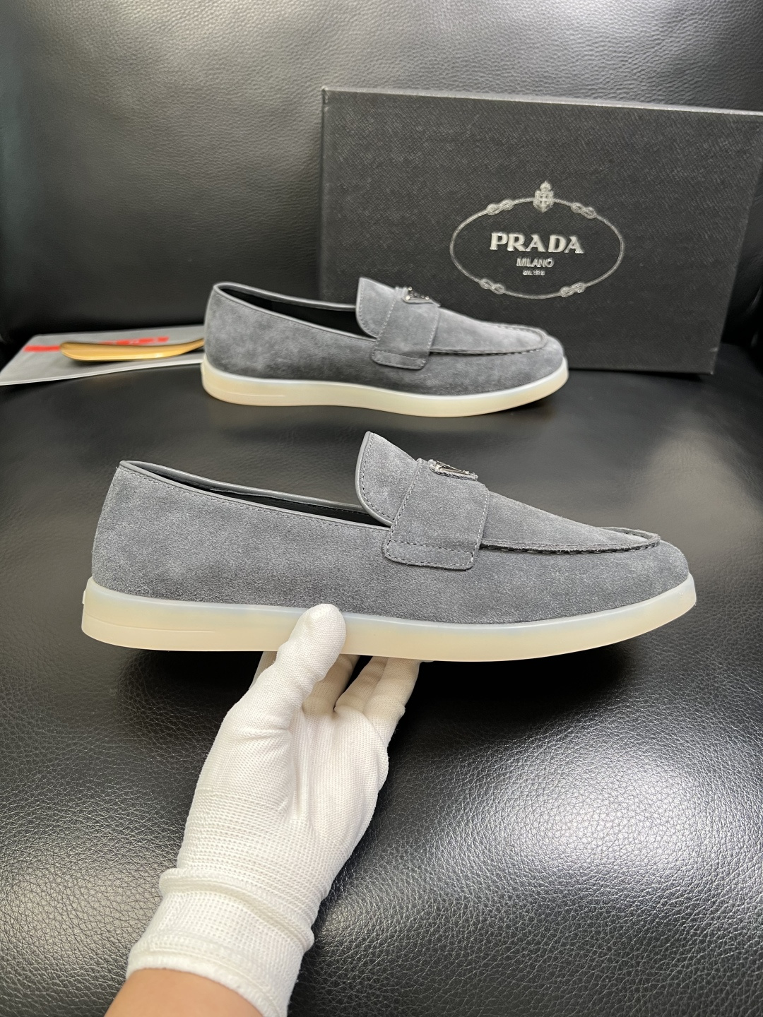 PRADA 高品质 顶级工艺品 普拉达 专柜同步 原厂配置，意大利进口原版牛皮面料，透气舒适进口水染牛里