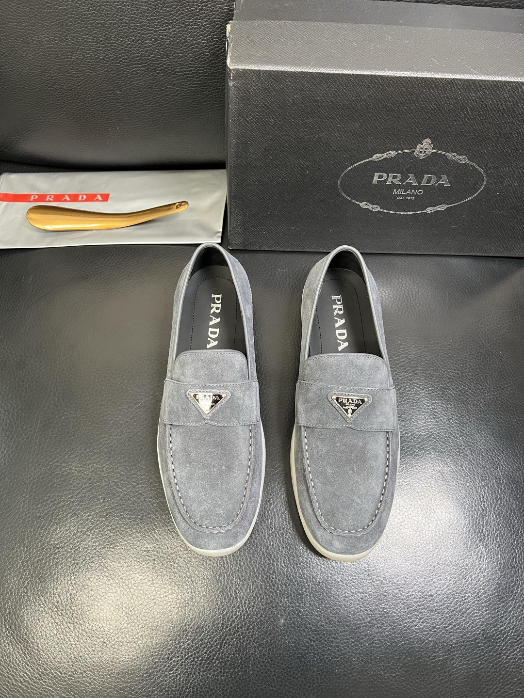 PRADA 高品质 顶级工艺品 普拉达 专柜同步 原厂配置，意大利进口原版牛皮面料，透气舒适进口水染牛里