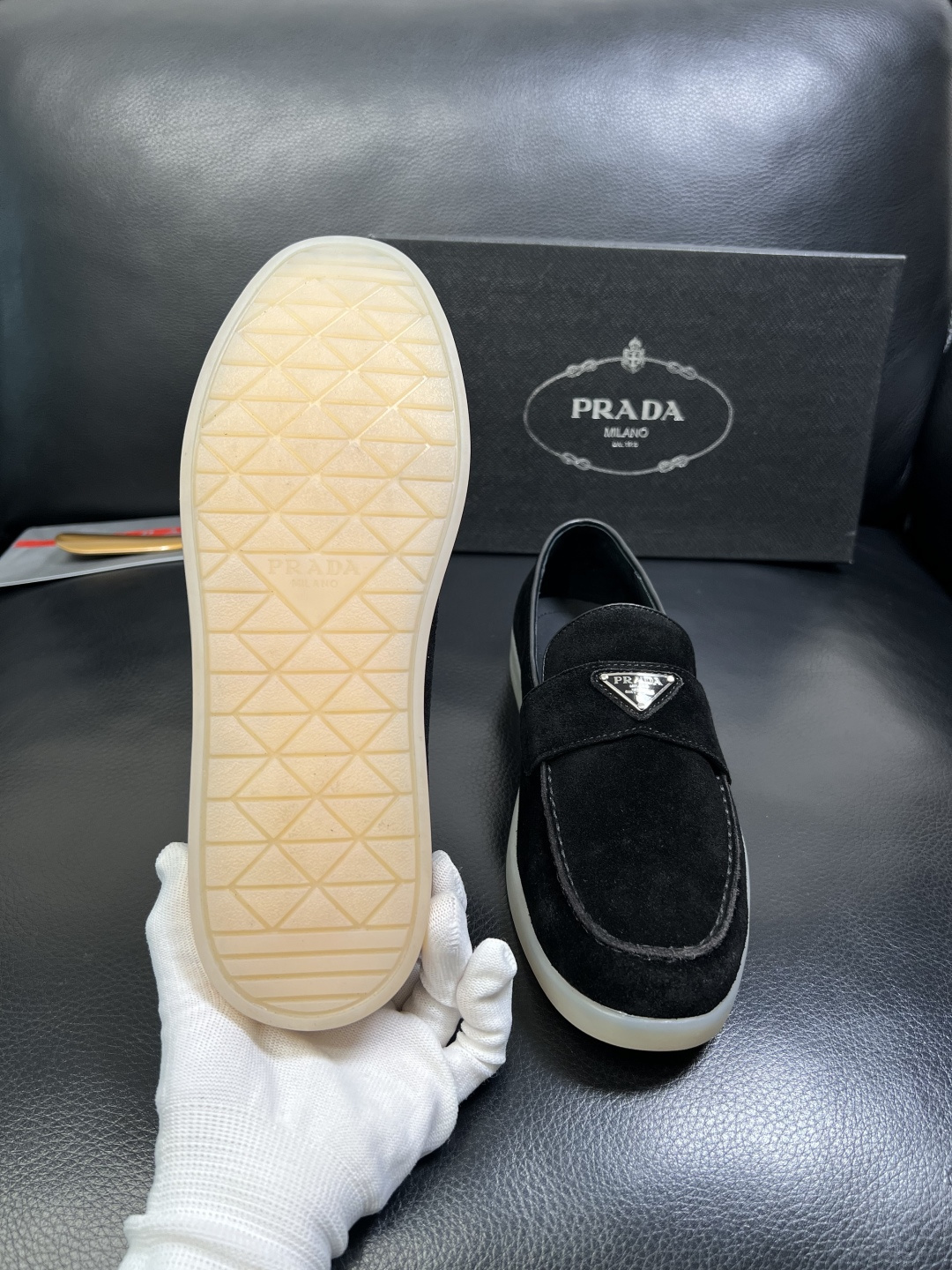 PRADA 高品质 顶级工艺品 普拉达 专柜同步 原厂配置，意大利进口原版牛皮面料，透气舒适进口水染牛里