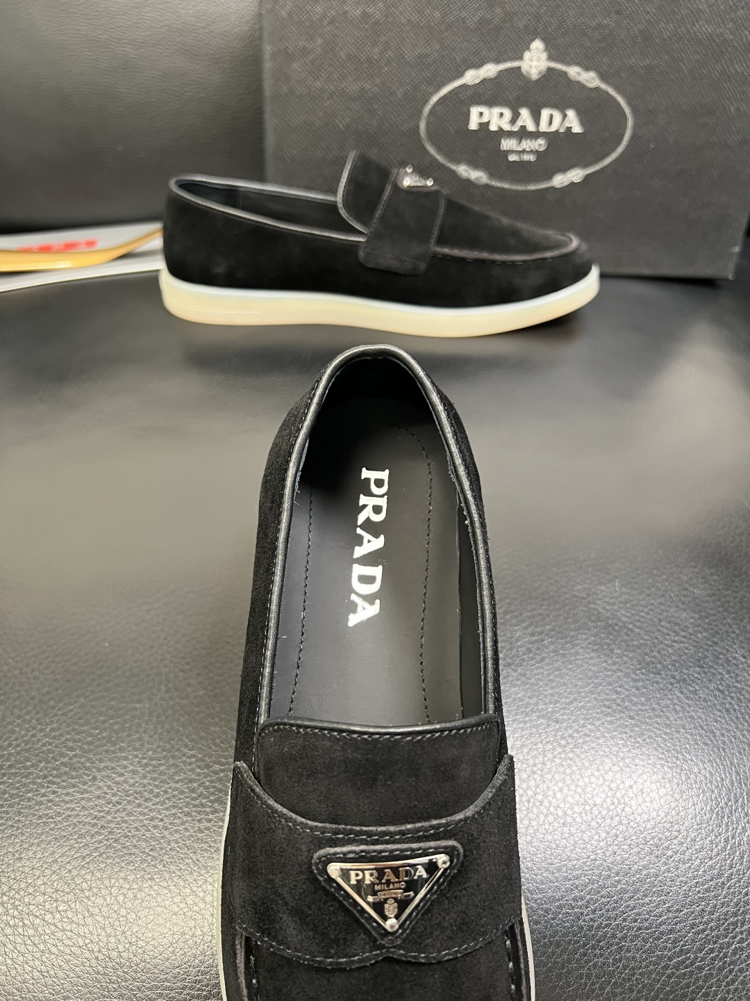 PRADA 高品质 顶级工艺品 普拉达 专柜同步 原厂配置，意大利进口原版牛皮面料，透气舒适进口水染牛里