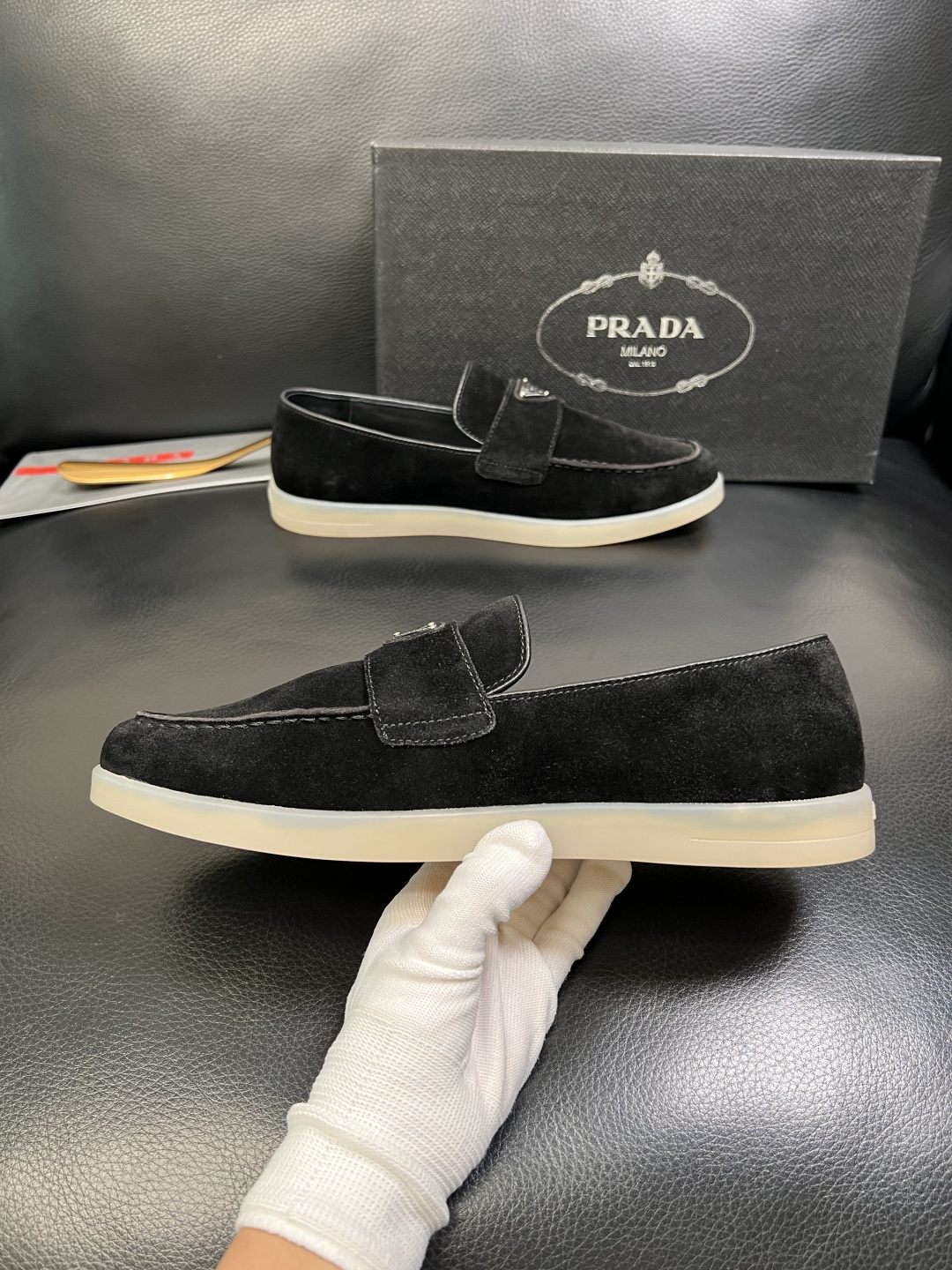PRADA 高品质 顶级工艺品 普拉达 专柜同步 原厂配置，意大利进口原版牛皮面料，透气舒适进口水染牛里