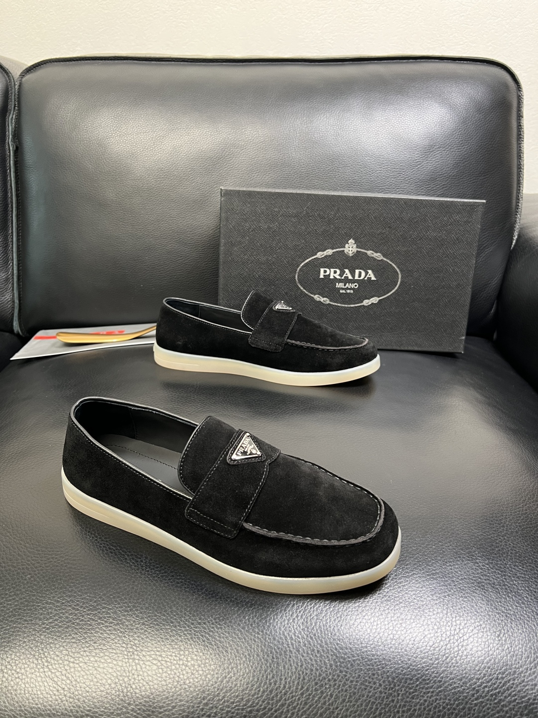 PRADA 高品质 顶级工艺品 普拉达 专柜同步 原厂配置，意大利进口原版牛皮面料，透气舒适进口水染牛里