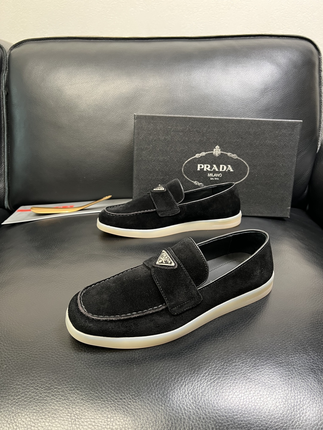 PRADA 高品质 顶级工艺品 普拉达 专柜同步 原厂配置，意大利进口原版牛皮面料，透气舒适进口水染牛里