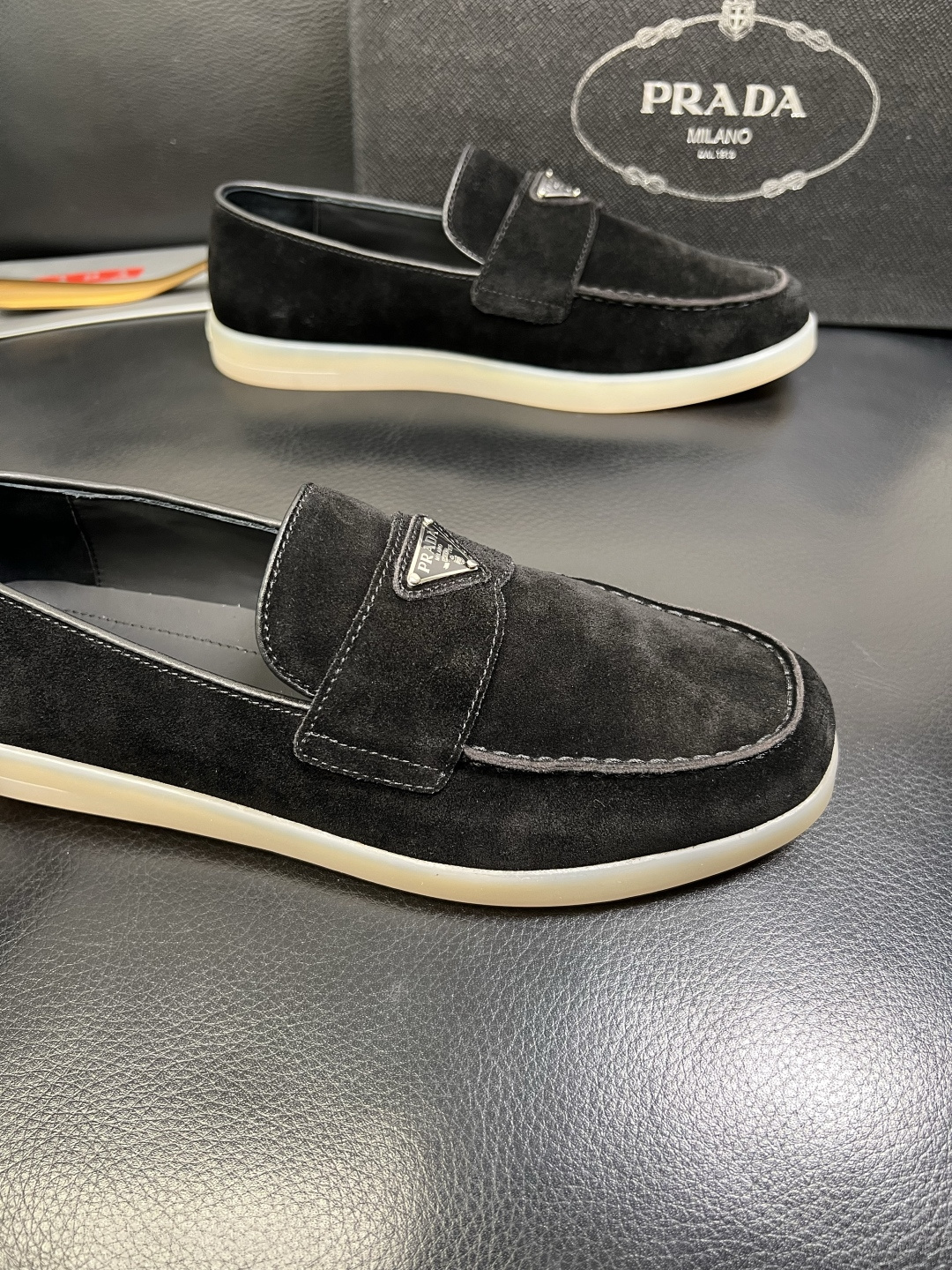 PRADA 高品质 顶级工艺品 普拉达 专柜同步 原厂配置，意大利进口原版牛皮面料，透气舒适进口水染牛里