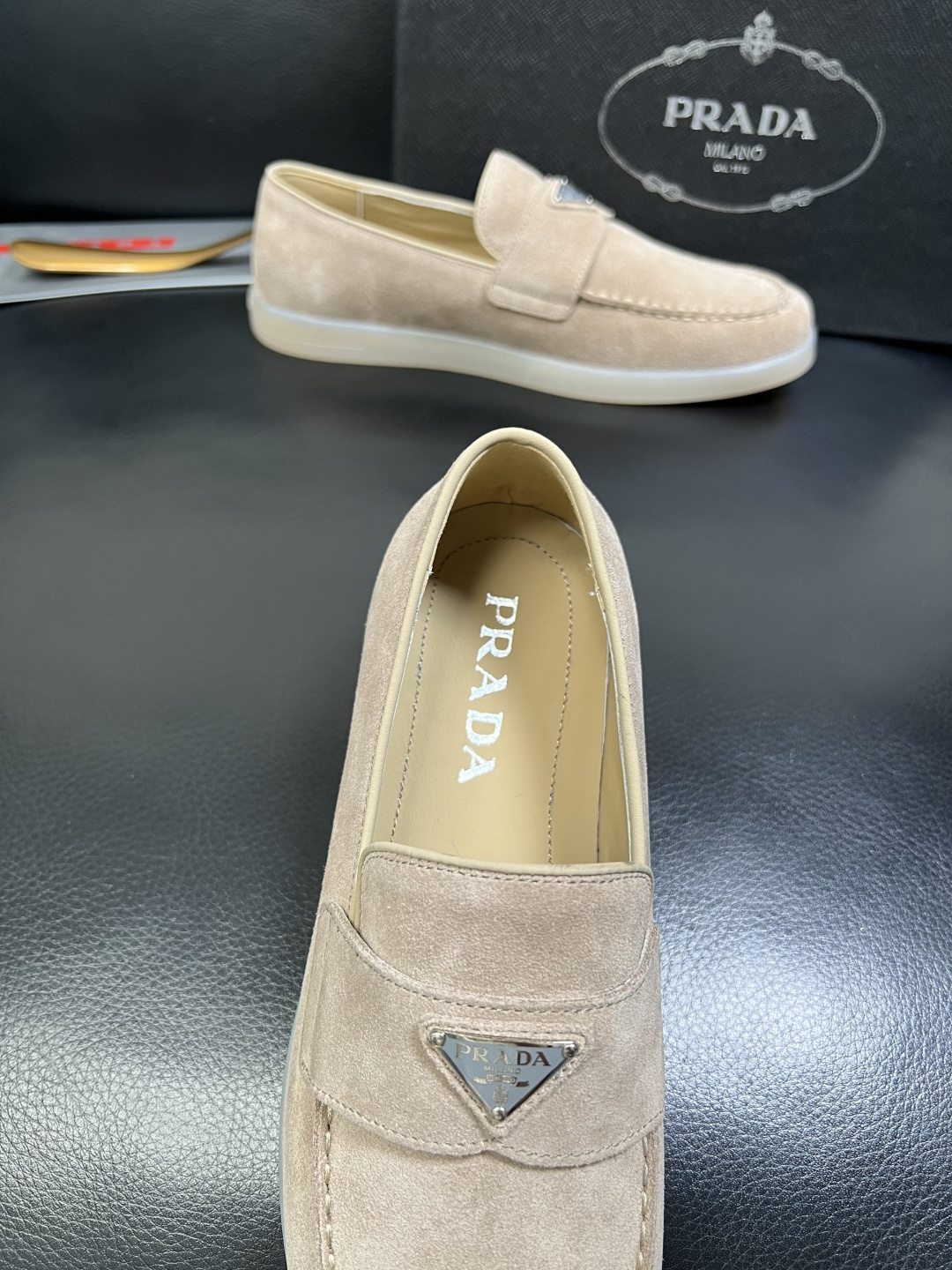 PRADA 高品质 顶级工艺品 普拉达 专柜同步 原厂配置，意大利进口原版牛皮面料，透气舒适进口水染牛里