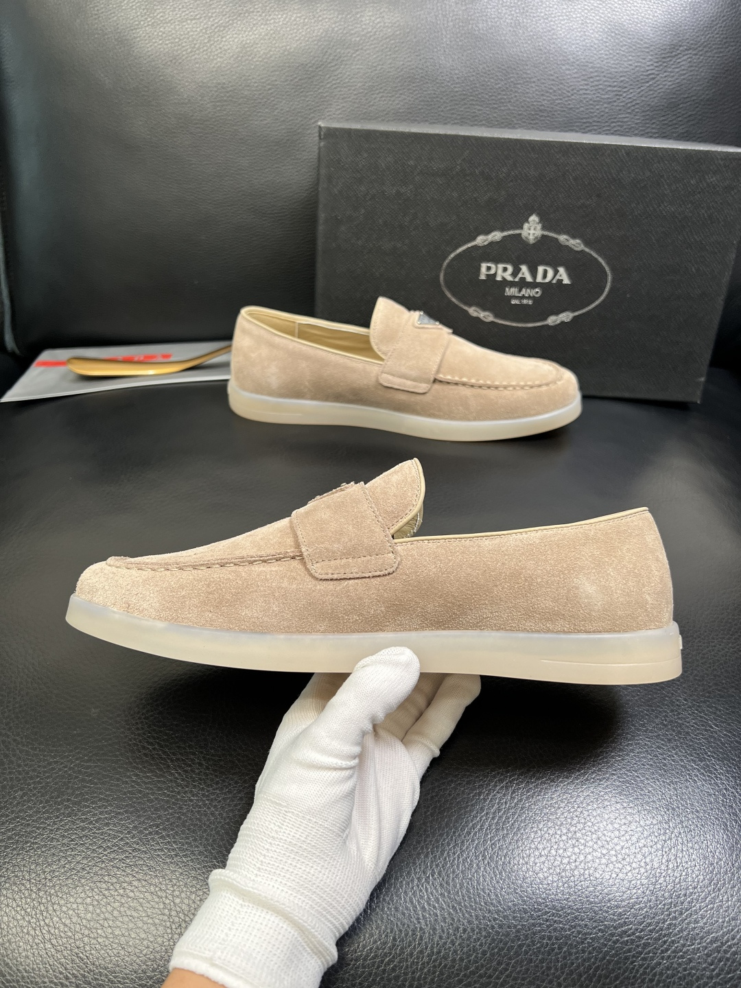 PRADA 高品质 顶级工艺品 普拉达 专柜同步 原厂配置，意大利进口原版牛皮面料，透气舒适进口水染牛里