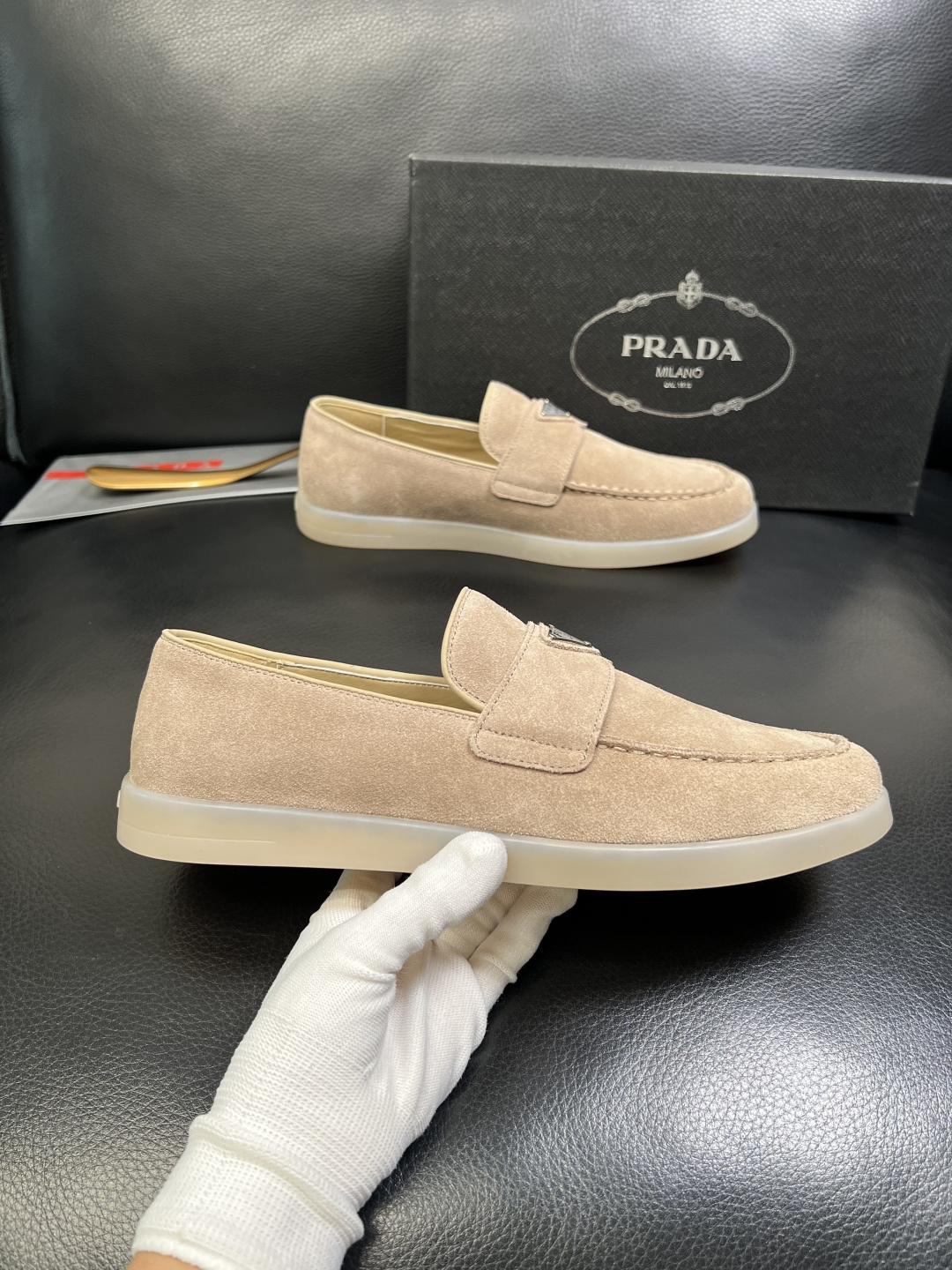 PRADA 高品质 顶级工艺品 普拉达 专柜同步 原厂配置，意大利进口原版牛皮面料，透气舒适进口水染牛里