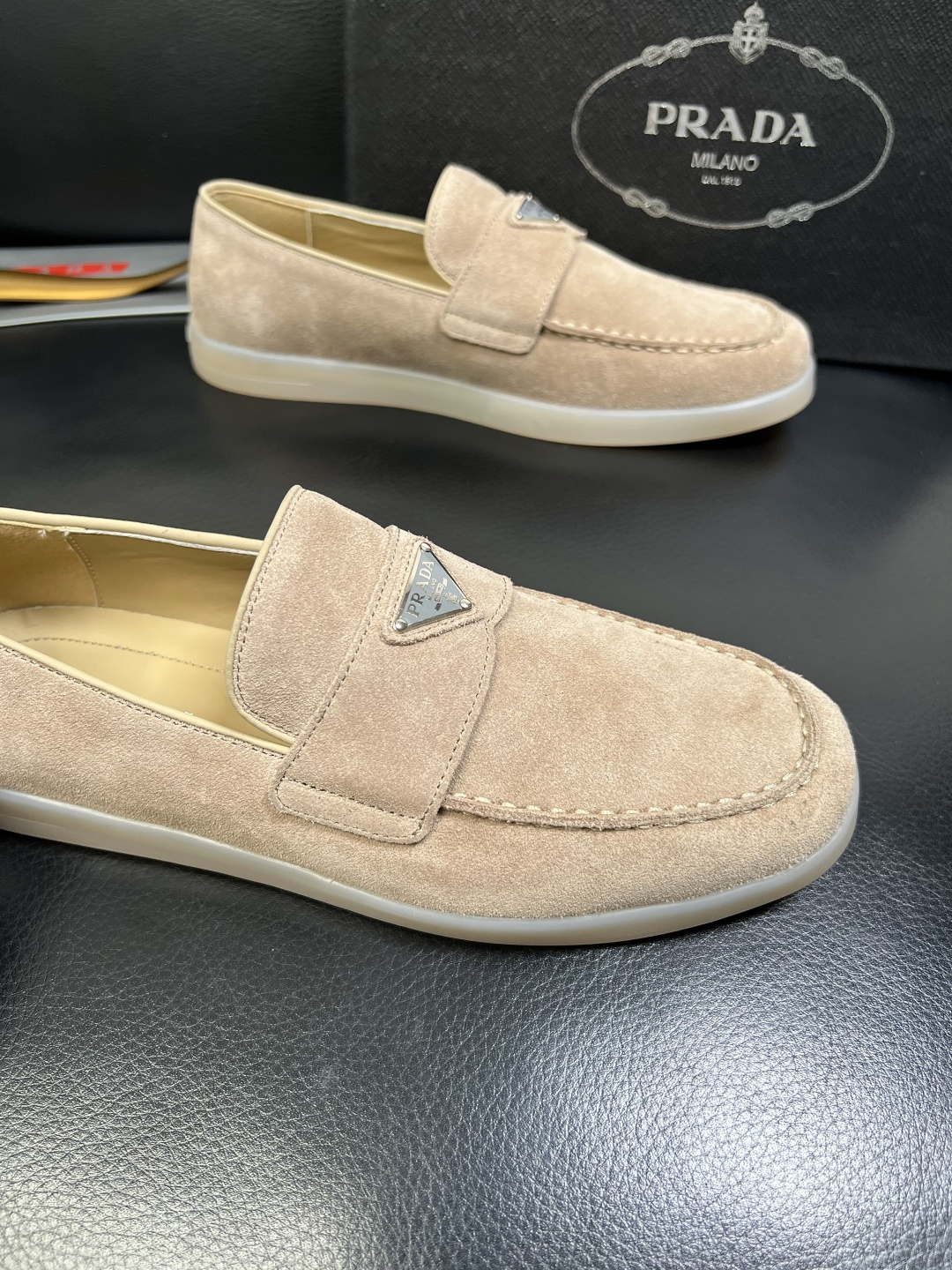 PRADA 高品质 顶级工艺品 普拉达 专柜同步 原厂配置，意大利进口原版牛皮面料，透气舒适进口水染牛里