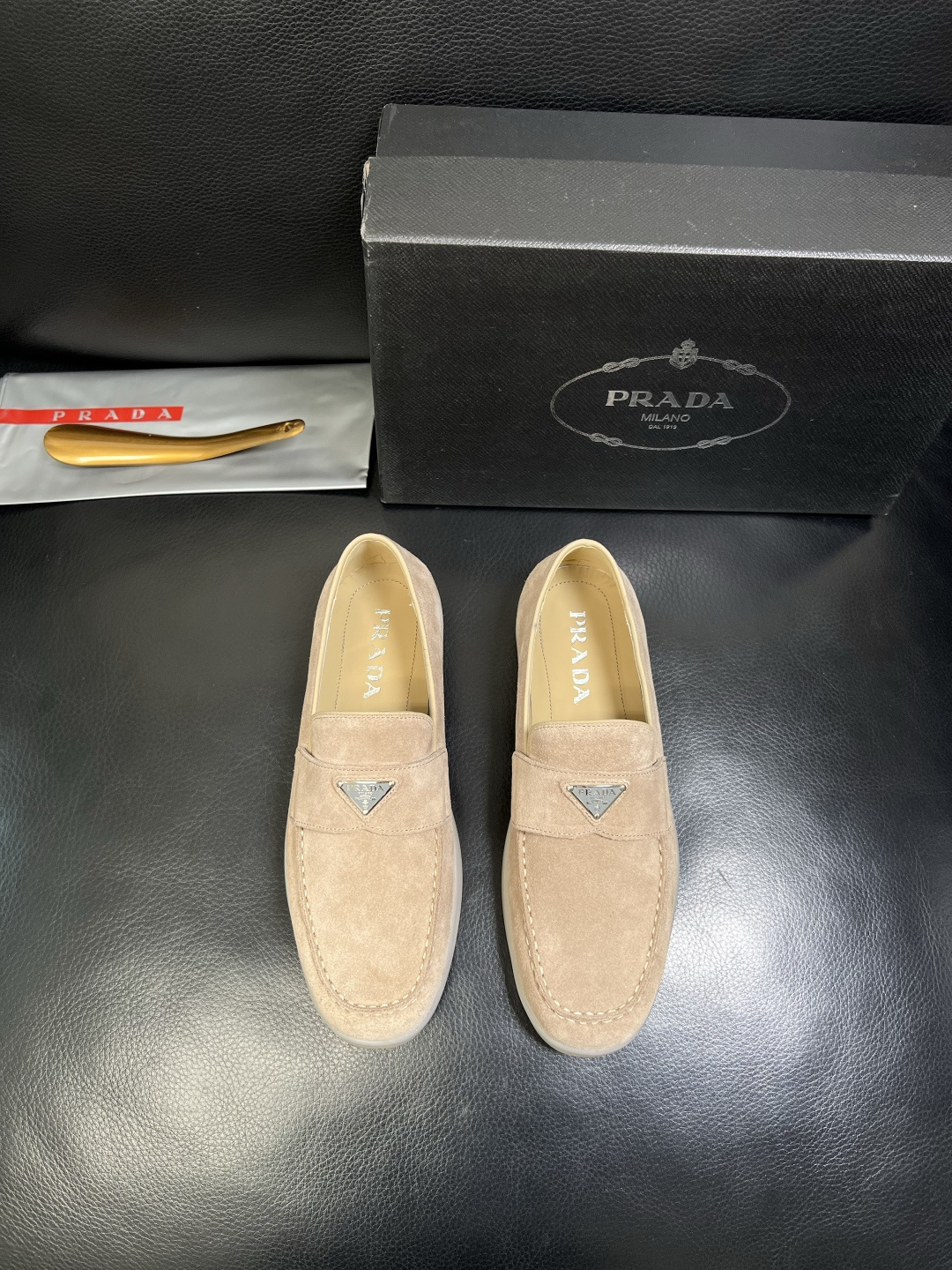 PRADA 高品质 顶级工艺品 普拉达 专柜同步 原厂配置，意大利进口原版牛皮面料，透气舒适进口水染牛里