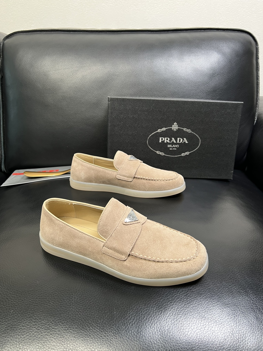 PRADA 高品质 顶级工艺品 普拉达 专柜同步 原厂配置，意大利进口原版牛皮面料，透气舒适进口水染牛里