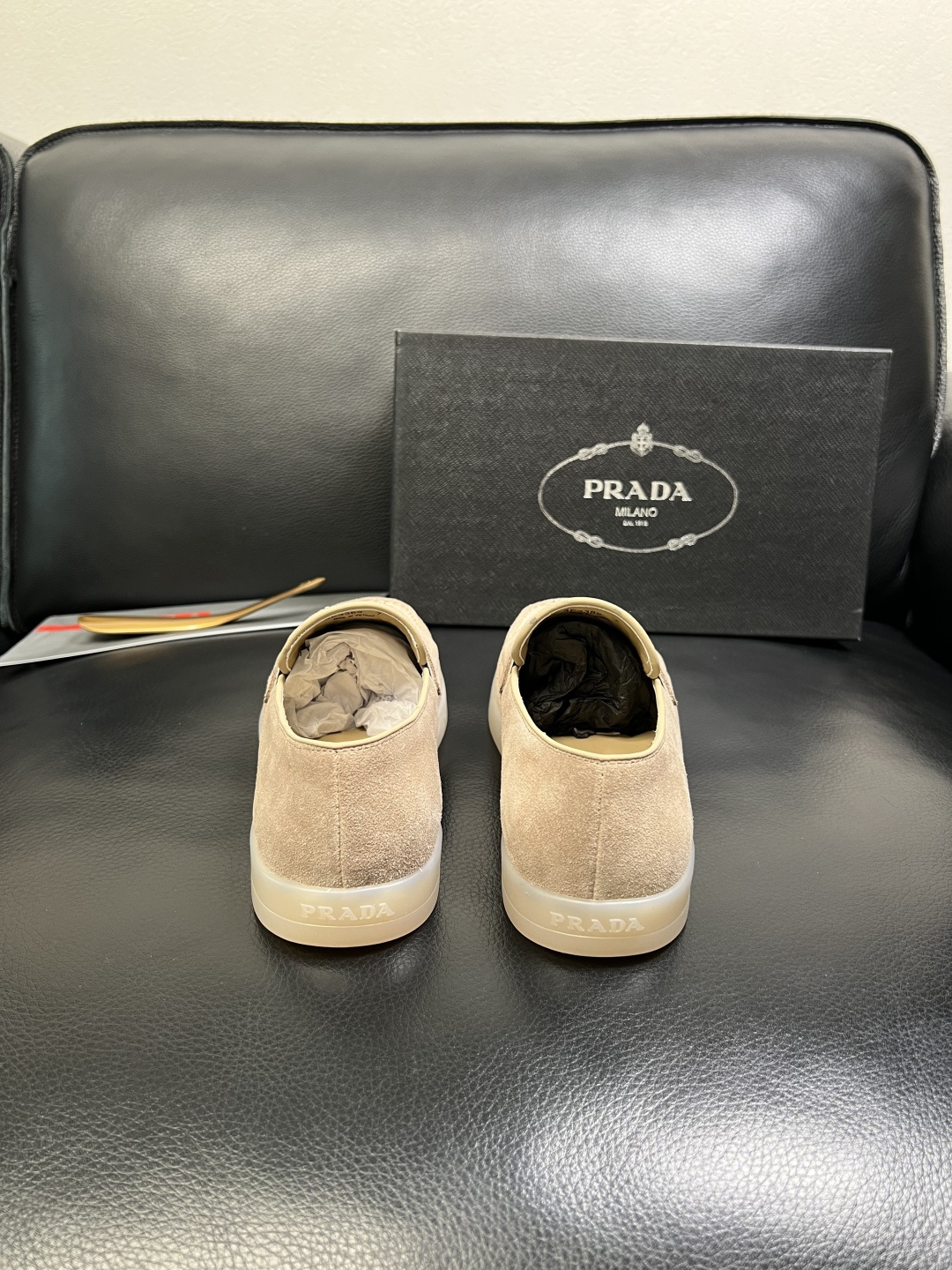 PRADA 高品质 顶级工艺品 普拉达 专柜同步 原厂配置，意大利进口原版牛皮面料，透气舒适进口水染牛里