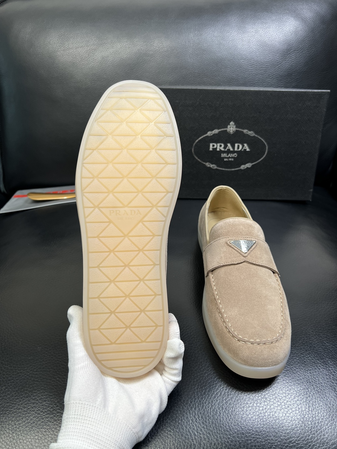 PRADA 高品质 顶级工艺品 普拉达 专柜同步 原厂配置，意大利进口原版牛皮面料，透气舒适进口水染牛里