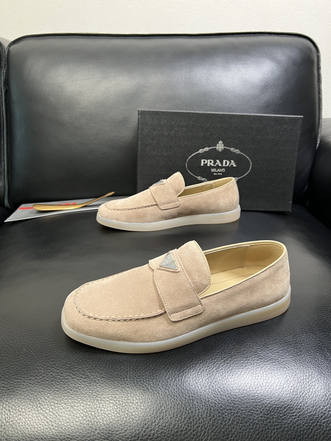 PRADA 高品质 顶级工艺品 普拉达 专柜同步 原厂配置，意大利进口原版牛皮面料，透气舒适进口水染牛里