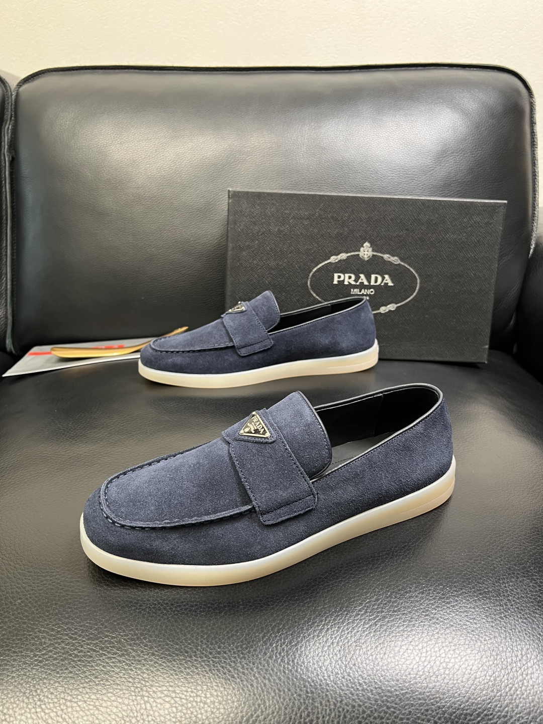 PRADA 高品质 顶级工艺品 普拉达 专柜同步 原厂配置，意大利进口原版牛皮面料，透气舒适进口水染牛里