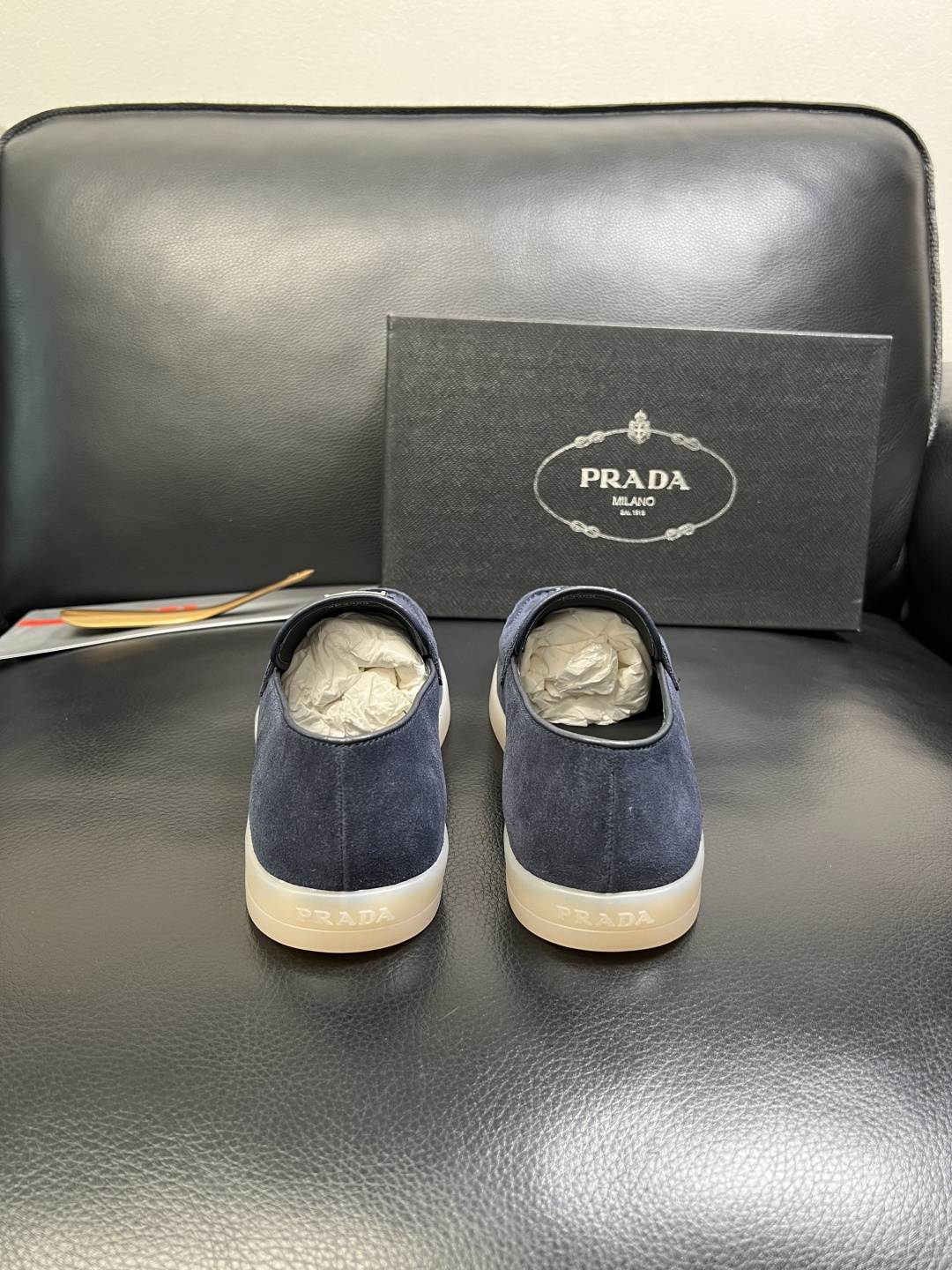 PRADA 高品质 顶级工艺品 普拉达 专柜同步 原厂配置，意大利进口原版牛皮面料，透气舒适进口水染牛里