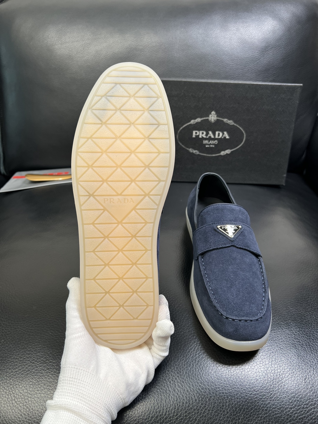 PRADA 高品质 顶级工艺品 普拉达 专柜同步 原厂配置，意大利进口原版牛皮面料，透气舒适进口水染牛里