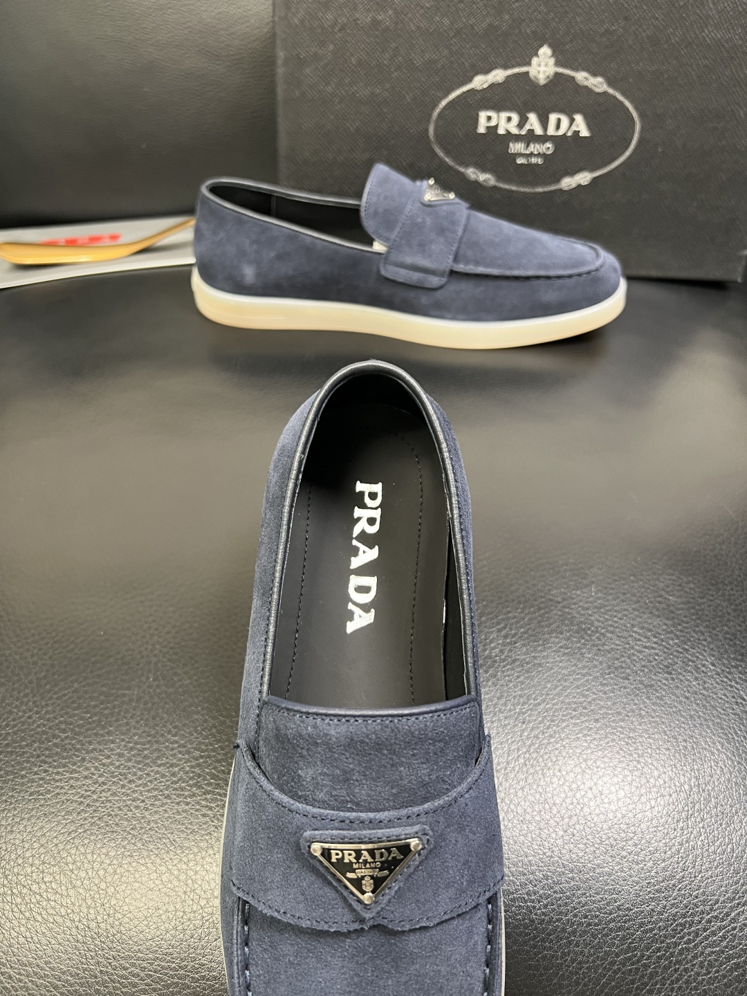 PRADA 高品质 顶级工艺品 普拉达 专柜同步 原厂配置，意大利进口原版牛皮面料，透气舒适进口水染牛里