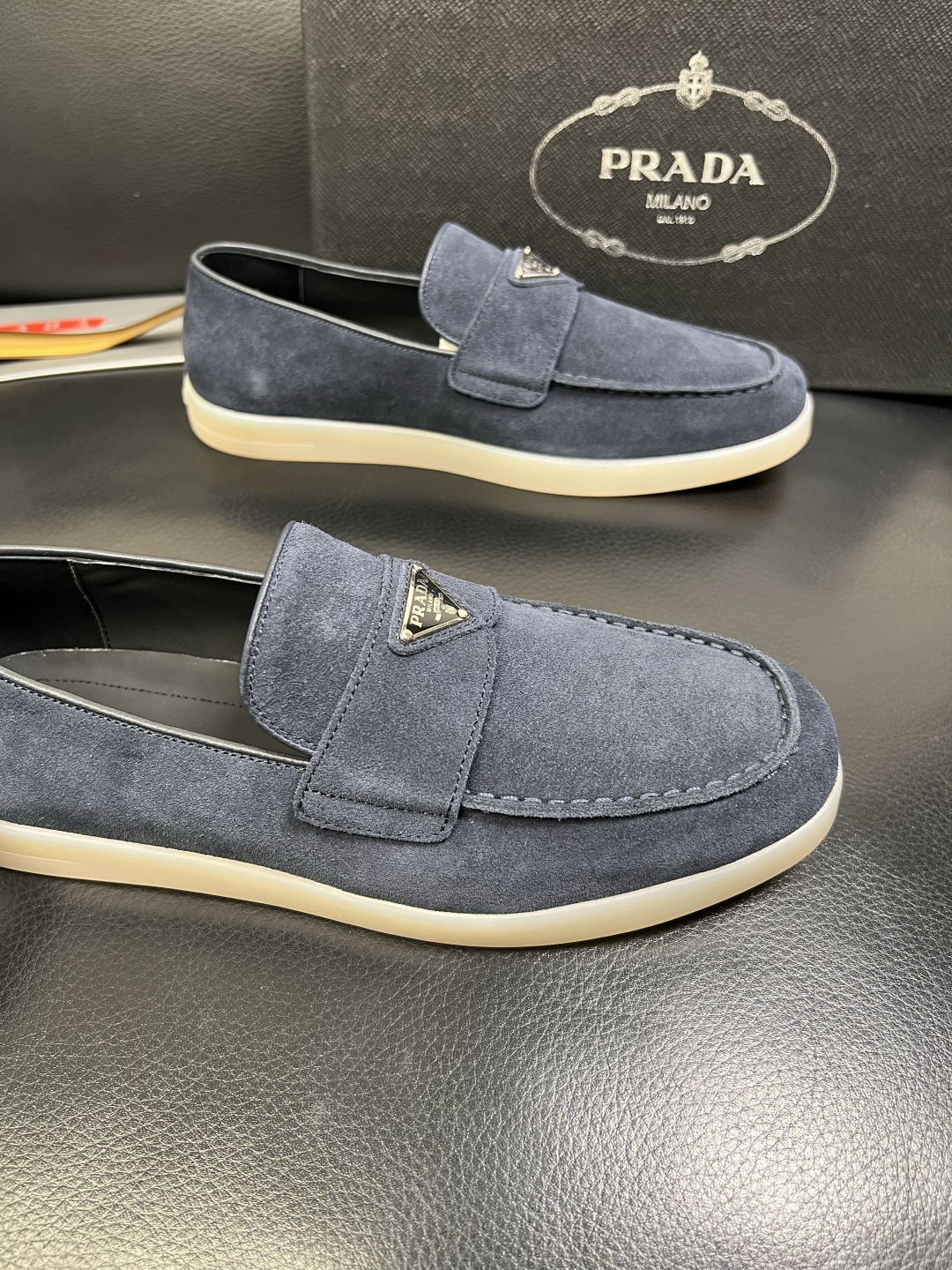 PRADA 高品质 顶级工艺品 普拉达 专柜同步 原厂配置，意大利进口原版牛皮面料，透气舒适进口水染牛里