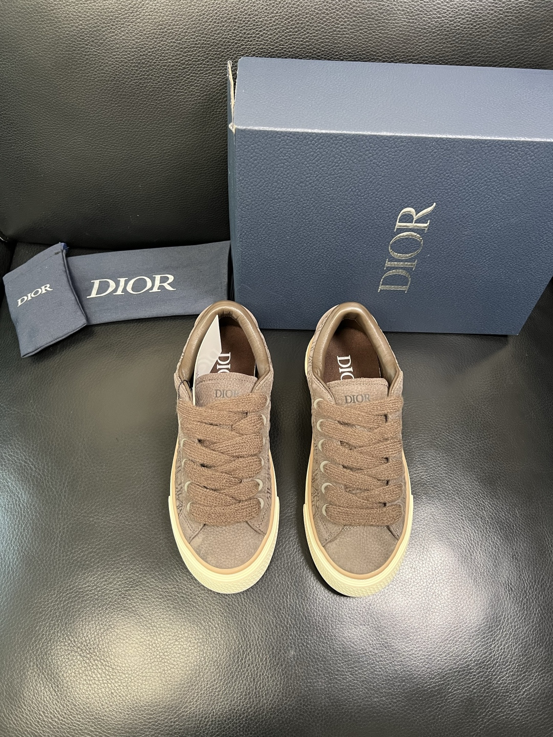 Dior 顶级工艺品 迪奥 专柜同步 原厂配置，意大利进口原版牛皮面料，透气舒适进口水染牛里垫，鞋底：原