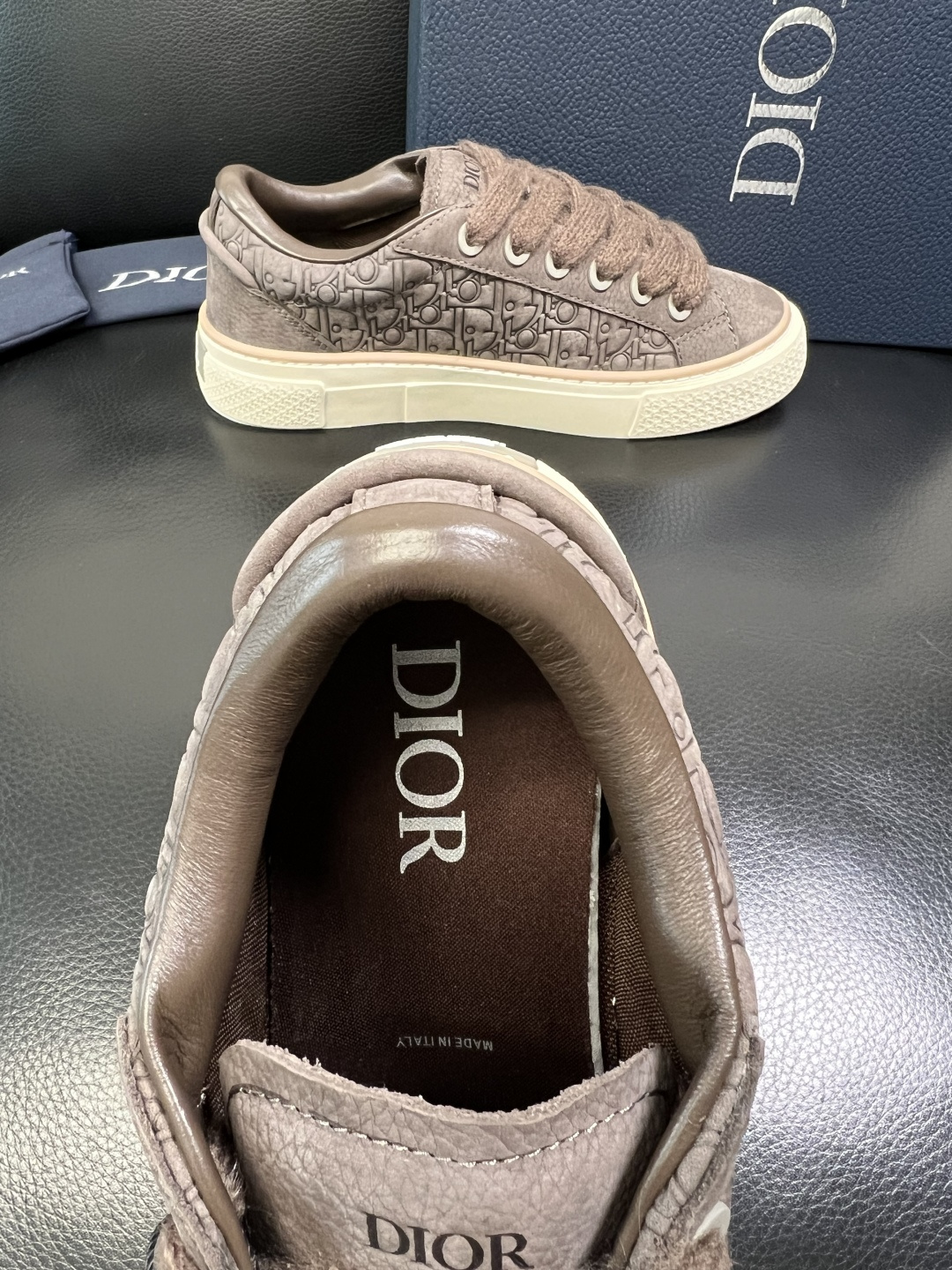 Dior 顶级工艺品 迪奥 专柜同步 原厂配置，意大利进口原版牛皮面料，透气舒适进口水染牛里垫，鞋底：原