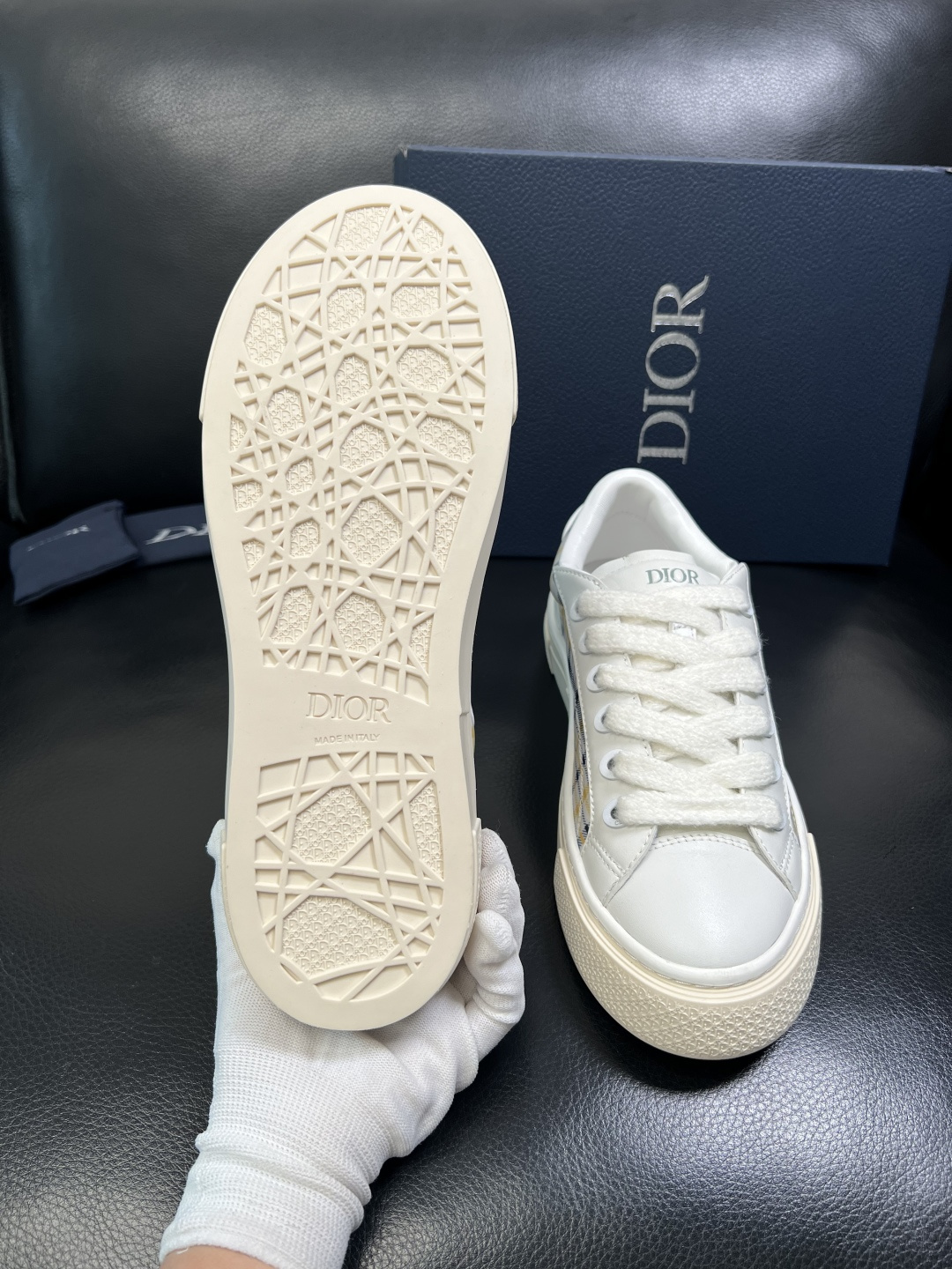 Dior 顶级工艺品 迪奥 专柜同步 原厂配置，意大利进口原版牛皮面料，透气舒适进口水染牛里垫，鞋底：原