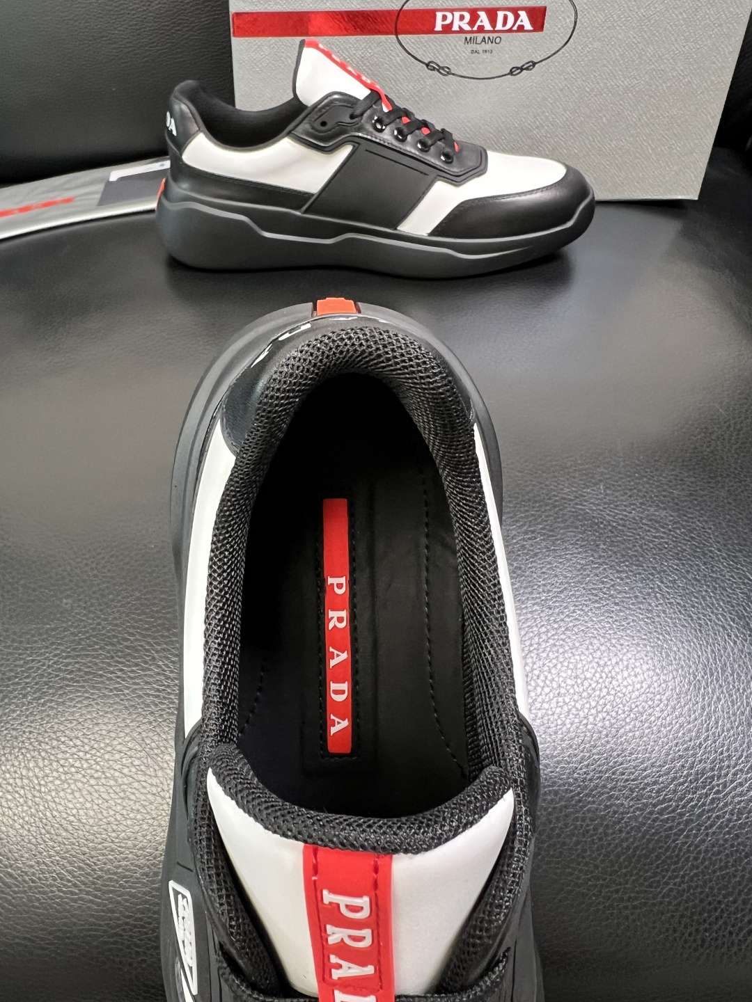 Prada 顶级工艺品，普拉达 专柜同步，原厂配置意大利进口牛皮拼布面料，进口牛皮内里垫，透气舒适，鞋底