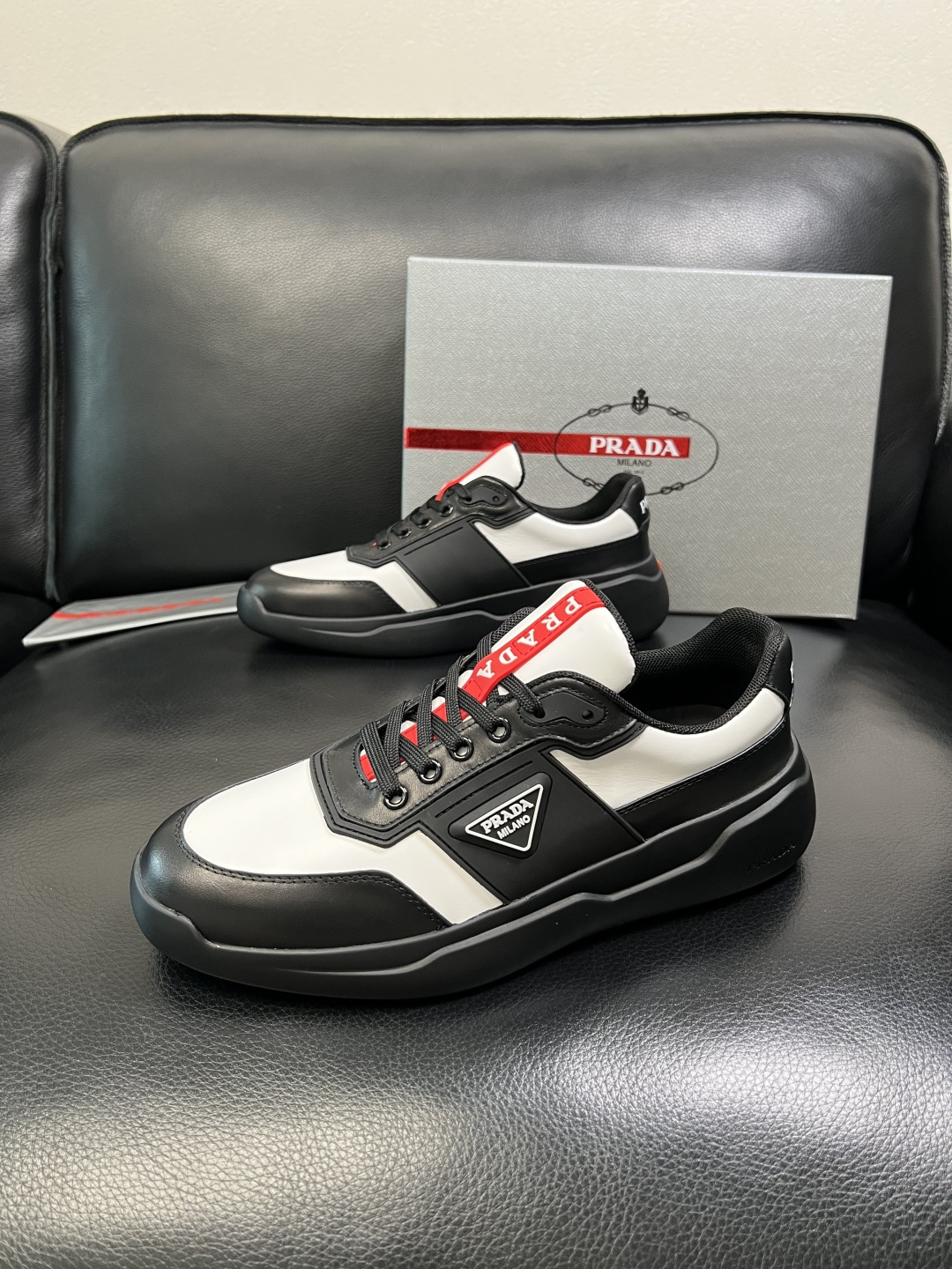 Prada 顶级工艺品，普拉达 专柜同步，原厂配置意大利进口牛皮拼布面料，进口牛皮内里垫，透气舒适，鞋底