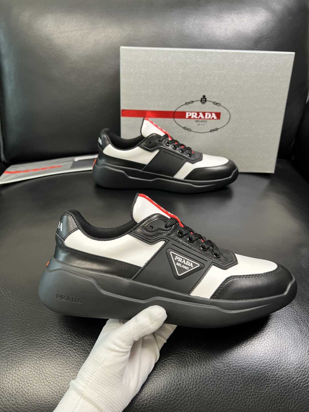 Prada 顶级工艺品，普拉达 专柜同步，原厂配置意大利进口牛皮拼布面料，进口牛皮内里垫，透气舒适，鞋底