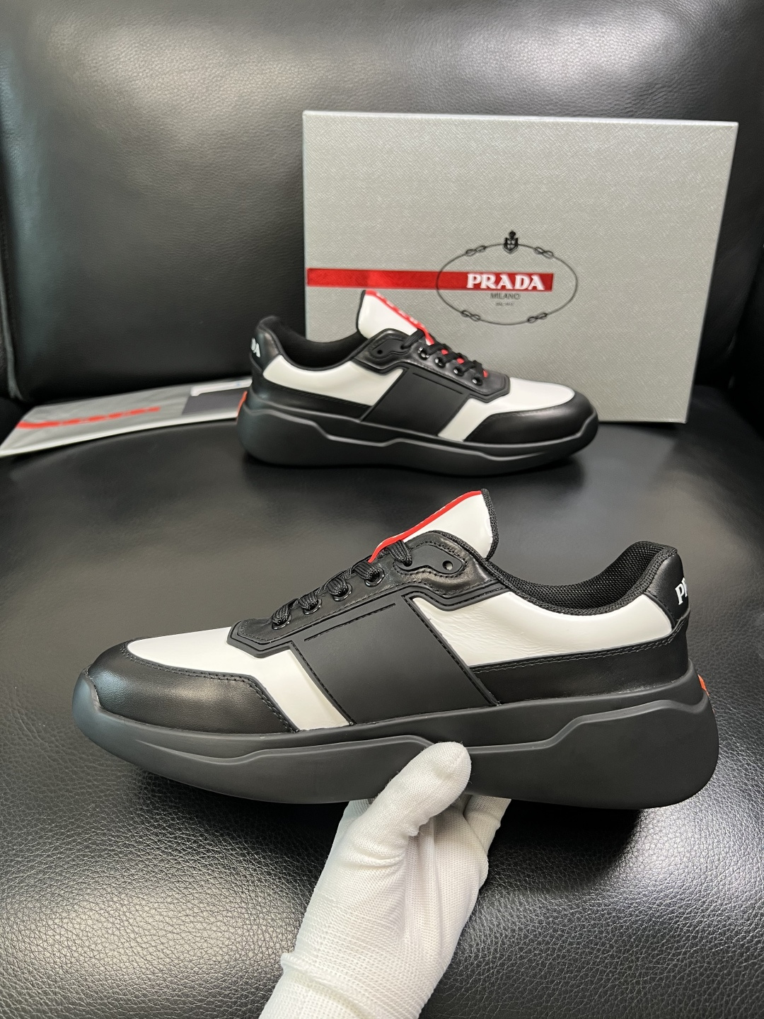 Prada 顶级工艺品，普拉达 专柜同步，原厂配置意大利进口牛皮拼布面料，进口牛皮内里垫，透气舒适，鞋底