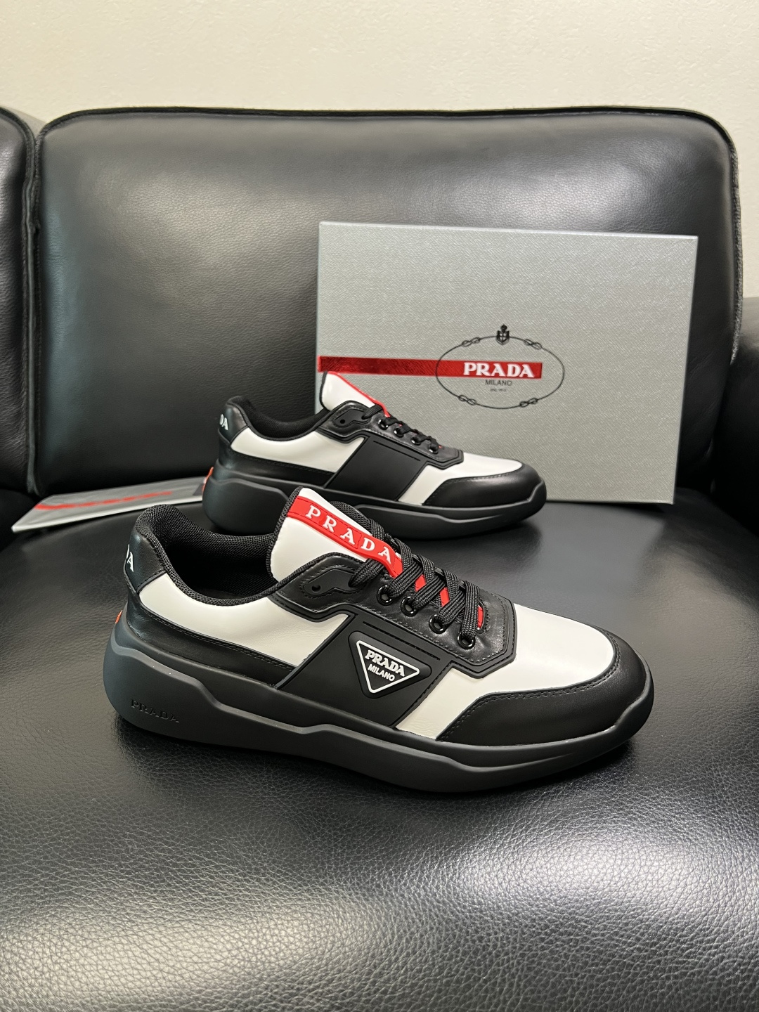 Prada 顶级工艺品，普拉达 专柜同步，原厂配置意大利进口牛皮拼布面料，进口牛皮内里垫，透气舒适，鞋底