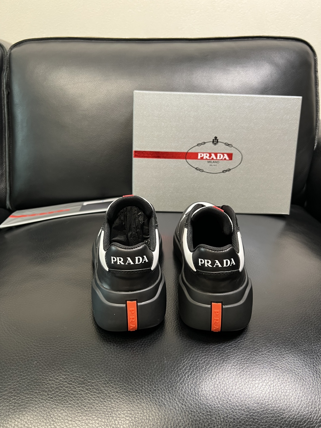 Prada 顶级工艺品，普拉达 专柜同步，原厂配置意大利进口牛皮拼布面料，进口牛皮内里垫，透气舒适，鞋底