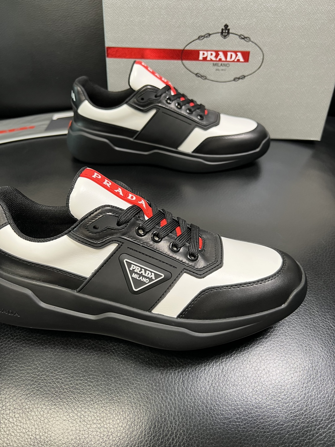 Prada 顶级工艺品，普拉达 专柜同步，原厂配置意大利进口牛皮拼布面料，进口牛皮内里垫，透气舒适，鞋底