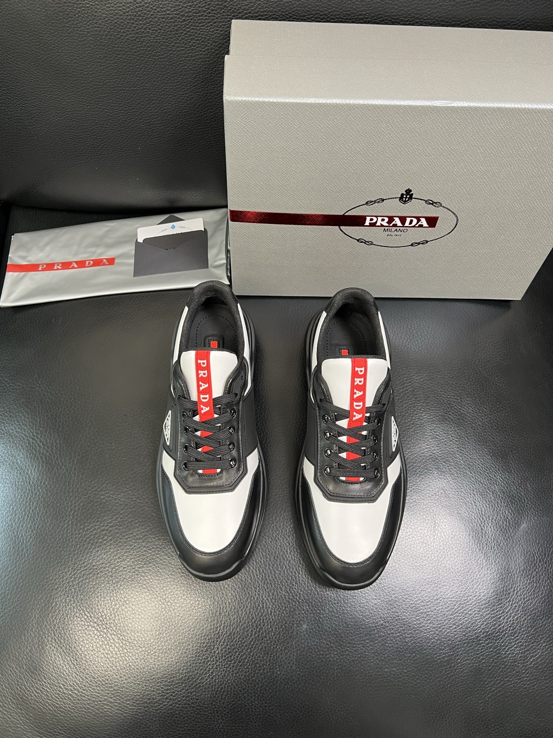 Prada 顶级工艺品，普拉达 专柜同步，原厂配置意大利进口牛皮拼布面料，进口牛皮内里垫，透气舒适，鞋底