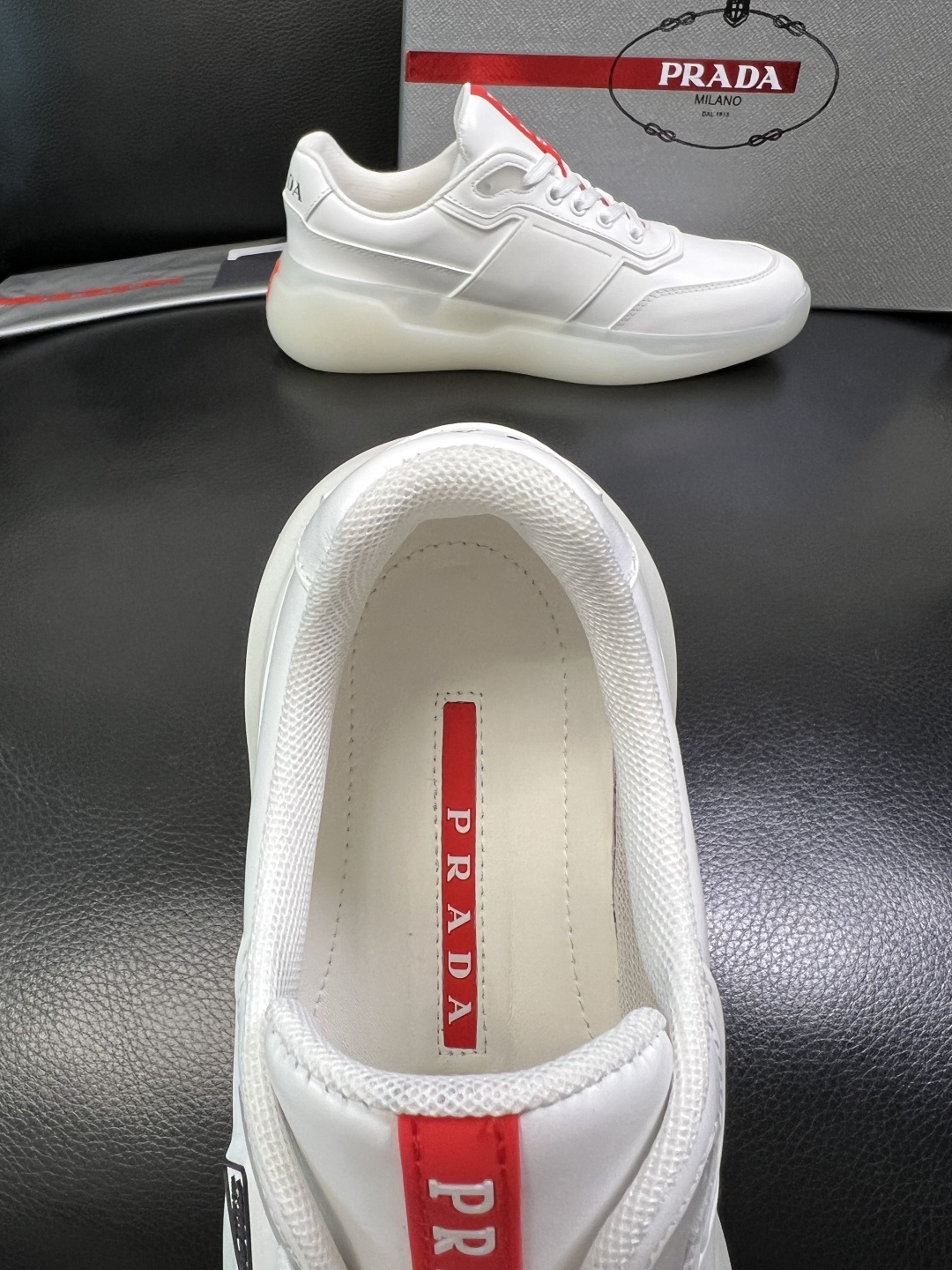 Prada 顶级工艺品，普拉达 专柜同步，原厂配置意大利进口牛皮拼布面料，进口牛皮内里垫，透气舒适，鞋底