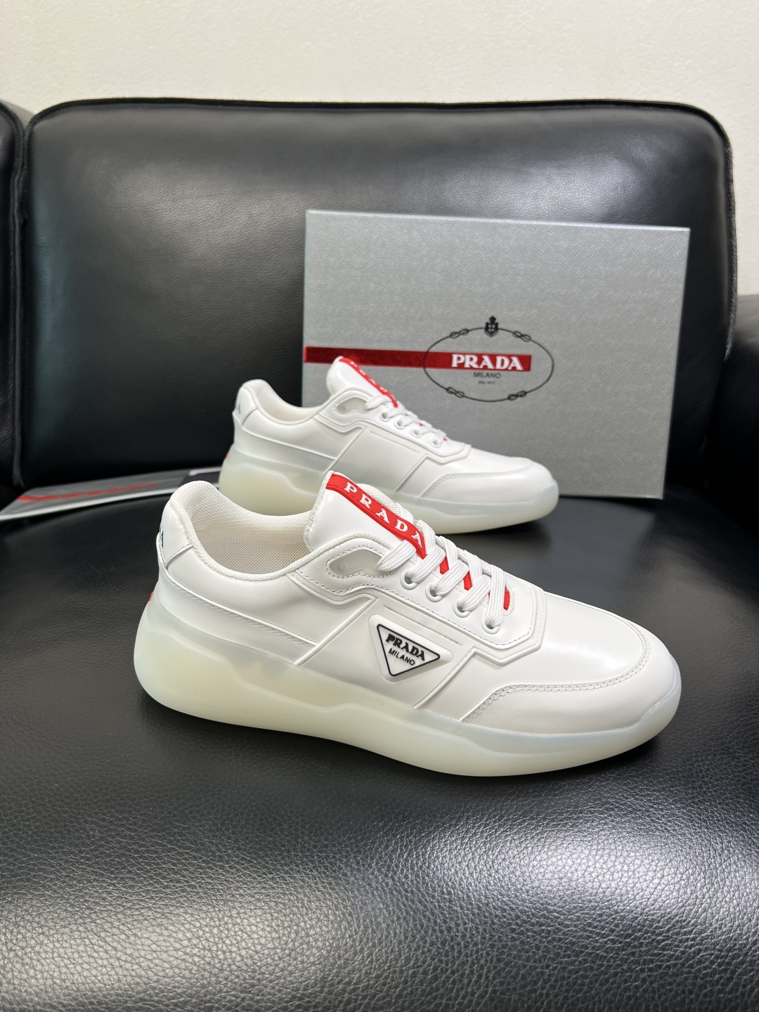 Prada 顶级工艺品，普拉达 专柜同步，原厂配置意大利进口牛皮拼布面料，进口牛皮内里垫，透气舒适，鞋底