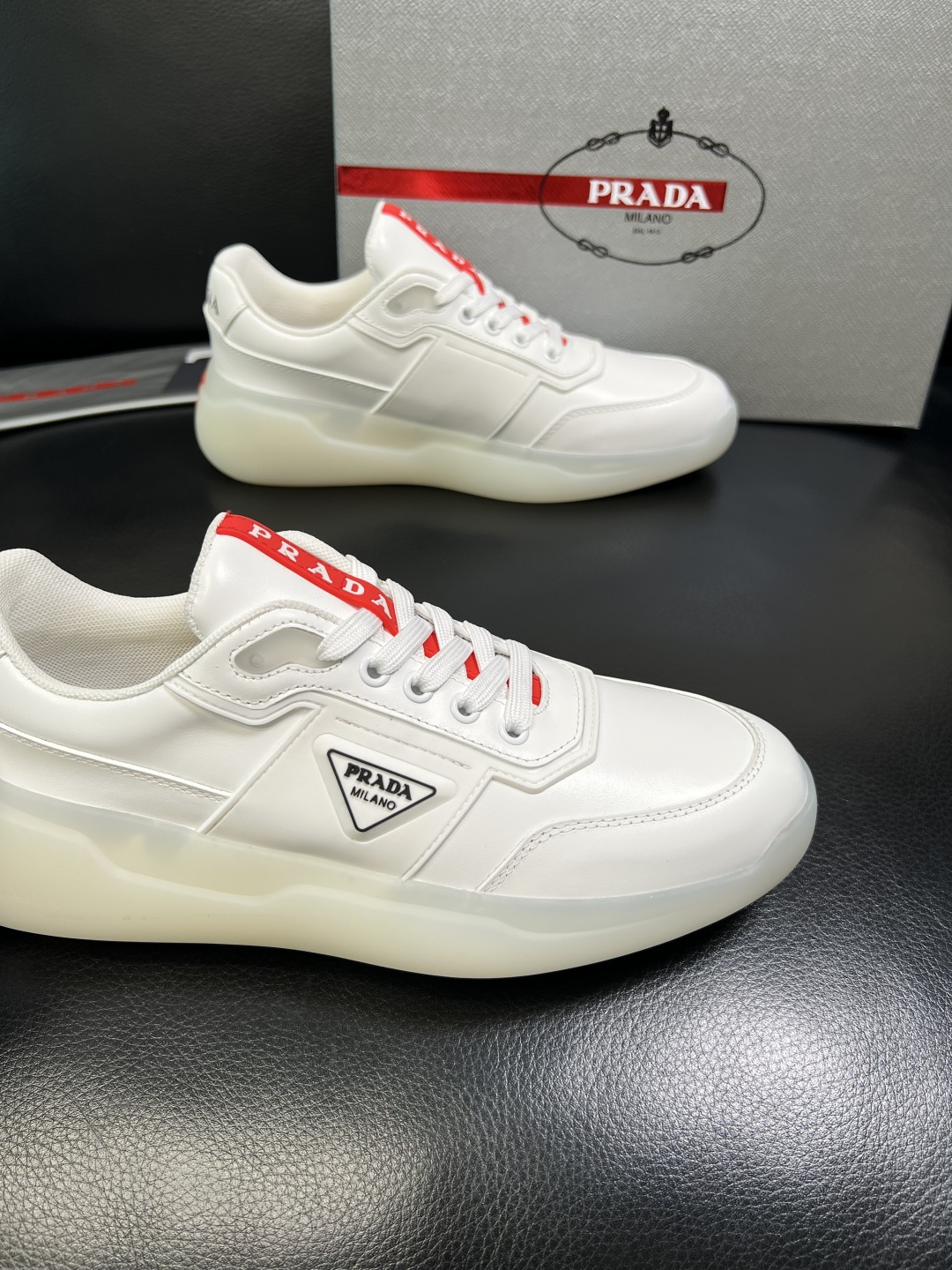 Prada 顶级工艺品，普拉达 专柜同步，原厂配置意大利进口牛皮拼布面料，进口牛皮内里垫，透气舒适，鞋底