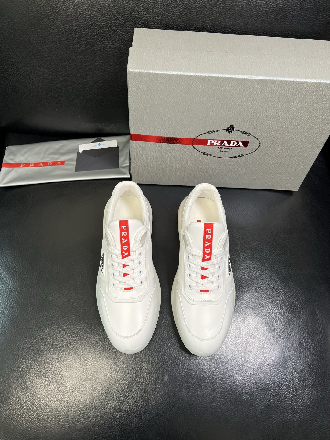 Prada 顶级工艺品，普拉达 专柜同步，原厂配置意大利进口牛皮拼布面料，进口牛皮内里垫，透气舒适，鞋底