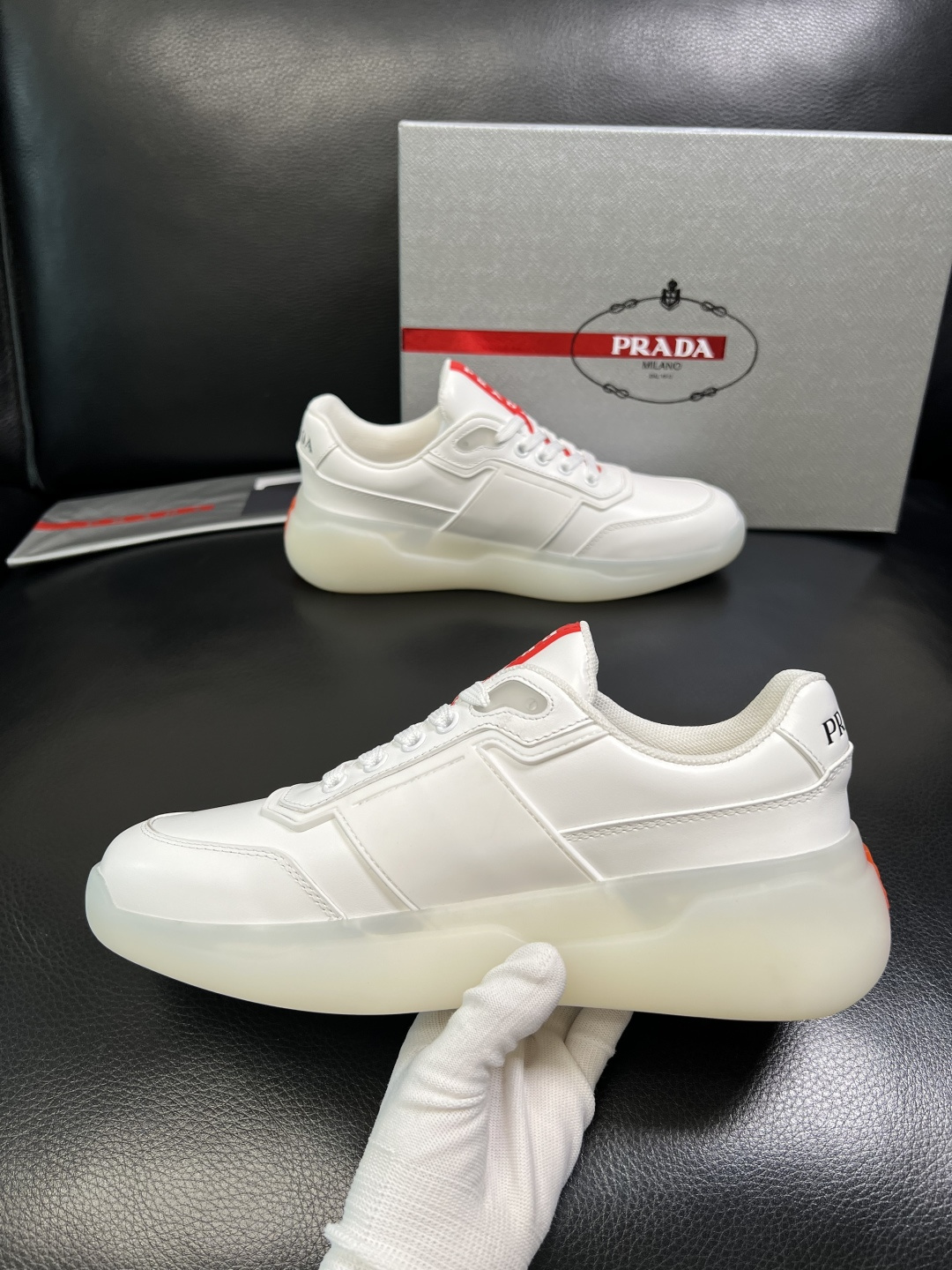 Prada 顶级工艺品，普拉达 专柜同步，原厂配置意大利进口牛皮拼布面料，进口牛皮内里垫，透气舒适，鞋底