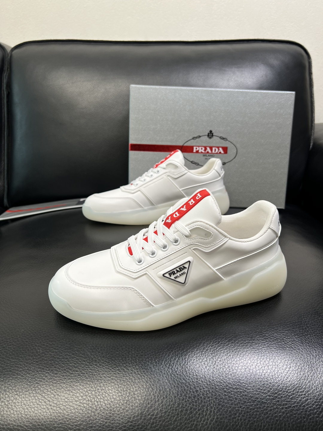 Prada 顶级工艺品，普拉达 专柜同步，原厂配置意大利进口牛皮拼布面料，进口牛皮内里垫，透气舒适，鞋底