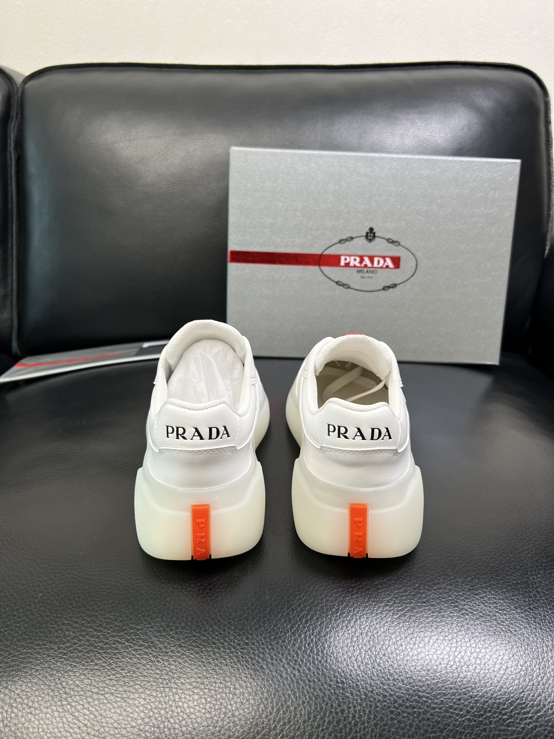 Prada 顶级工艺品，普拉达 专柜同步，原厂配置意大利进口牛皮拼布面料，进口牛皮内里垫，透气舒适，鞋底