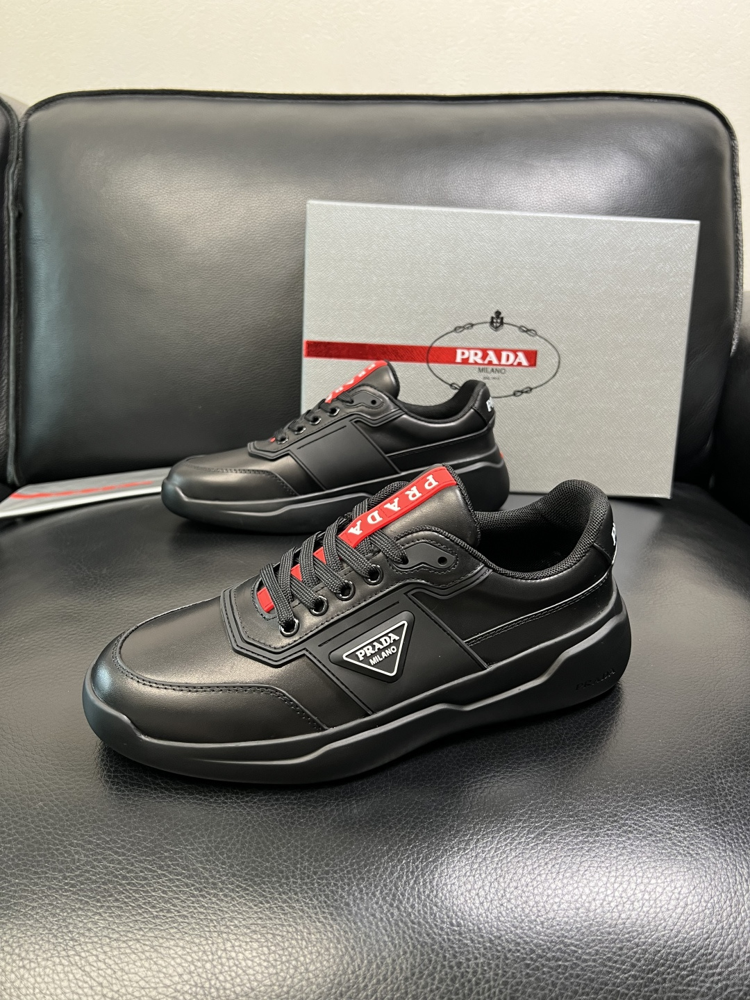 Prada 顶级工艺品，普拉达 专柜同步，原厂配置意大利进口牛皮拼布面料，进口牛皮内里垫，透气舒适，鞋底