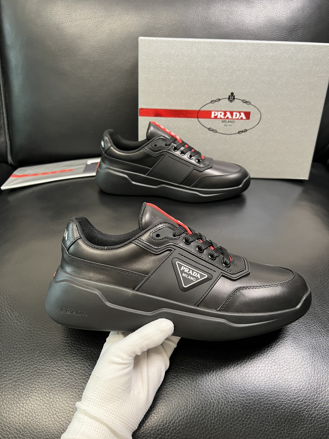 Prada 顶级工艺品，普拉达 专柜同步，原厂配置意大利进口牛皮拼布面料，进口牛皮内里垫，透气舒适，鞋底