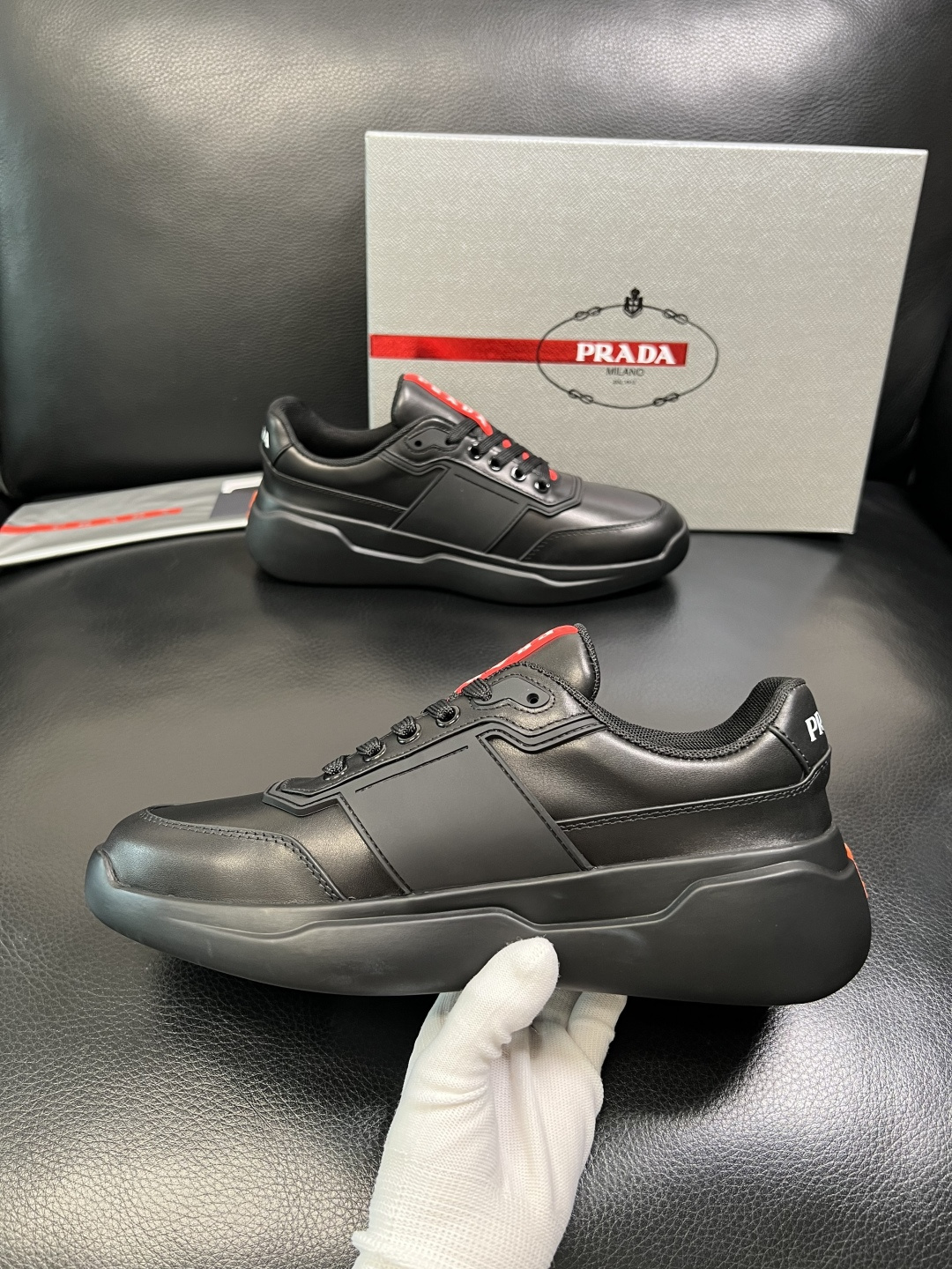 Prada 顶级工艺品，普拉达 专柜同步，原厂配置意大利进口牛皮拼布面料，进口牛皮内里垫，透气舒适，鞋底